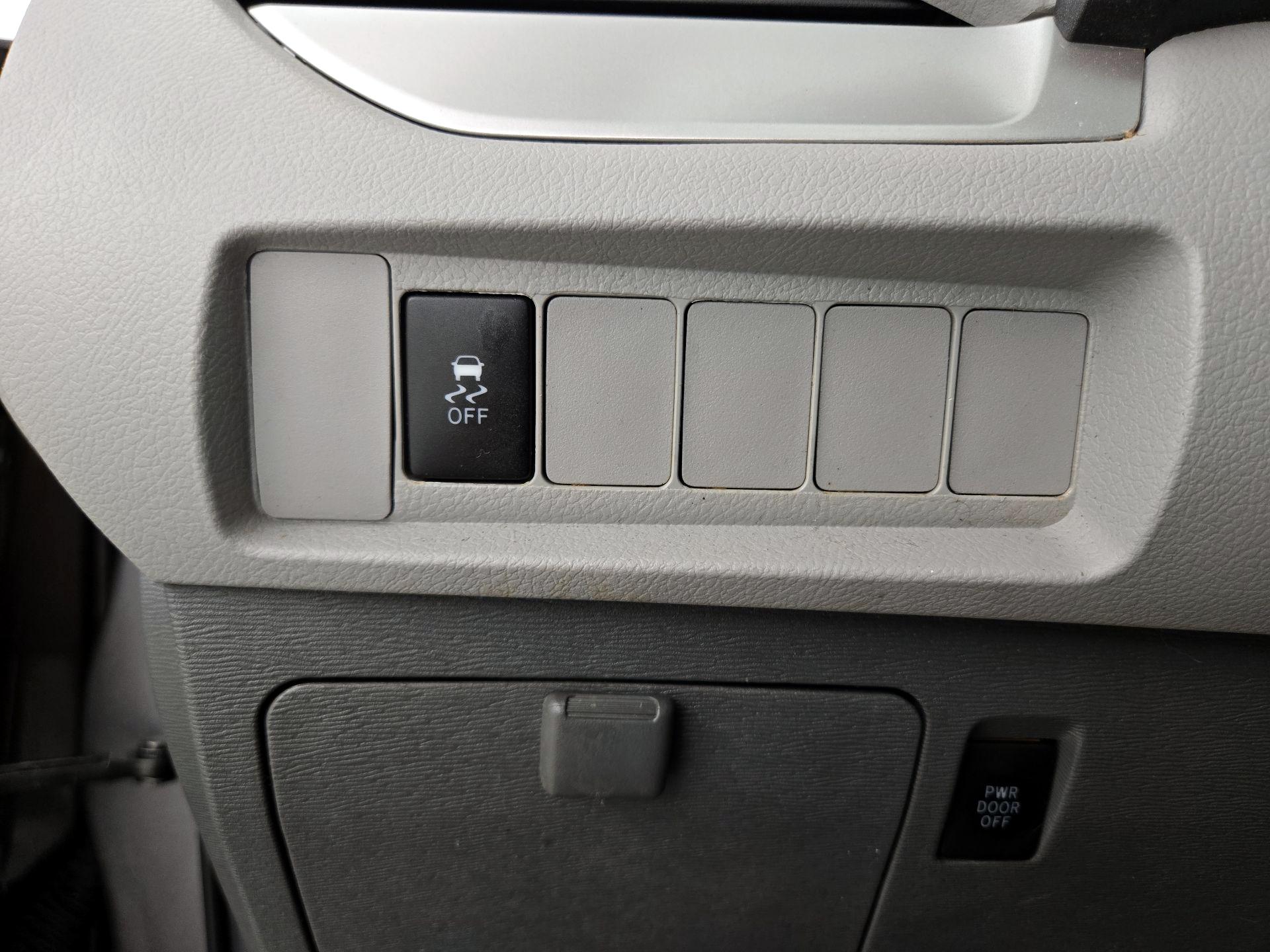 Thumbnail: 2020 Toyota Sienna - 13