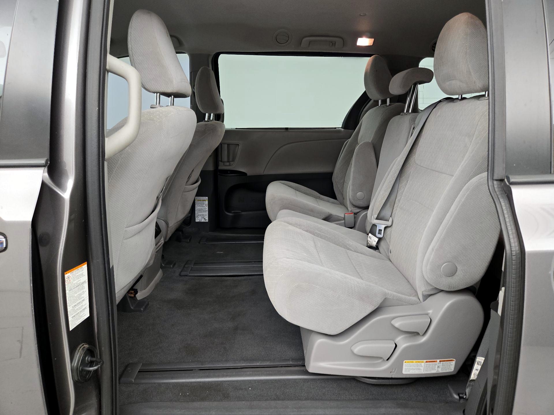 Thumbnail: 2020 Toyota Sienna - 19