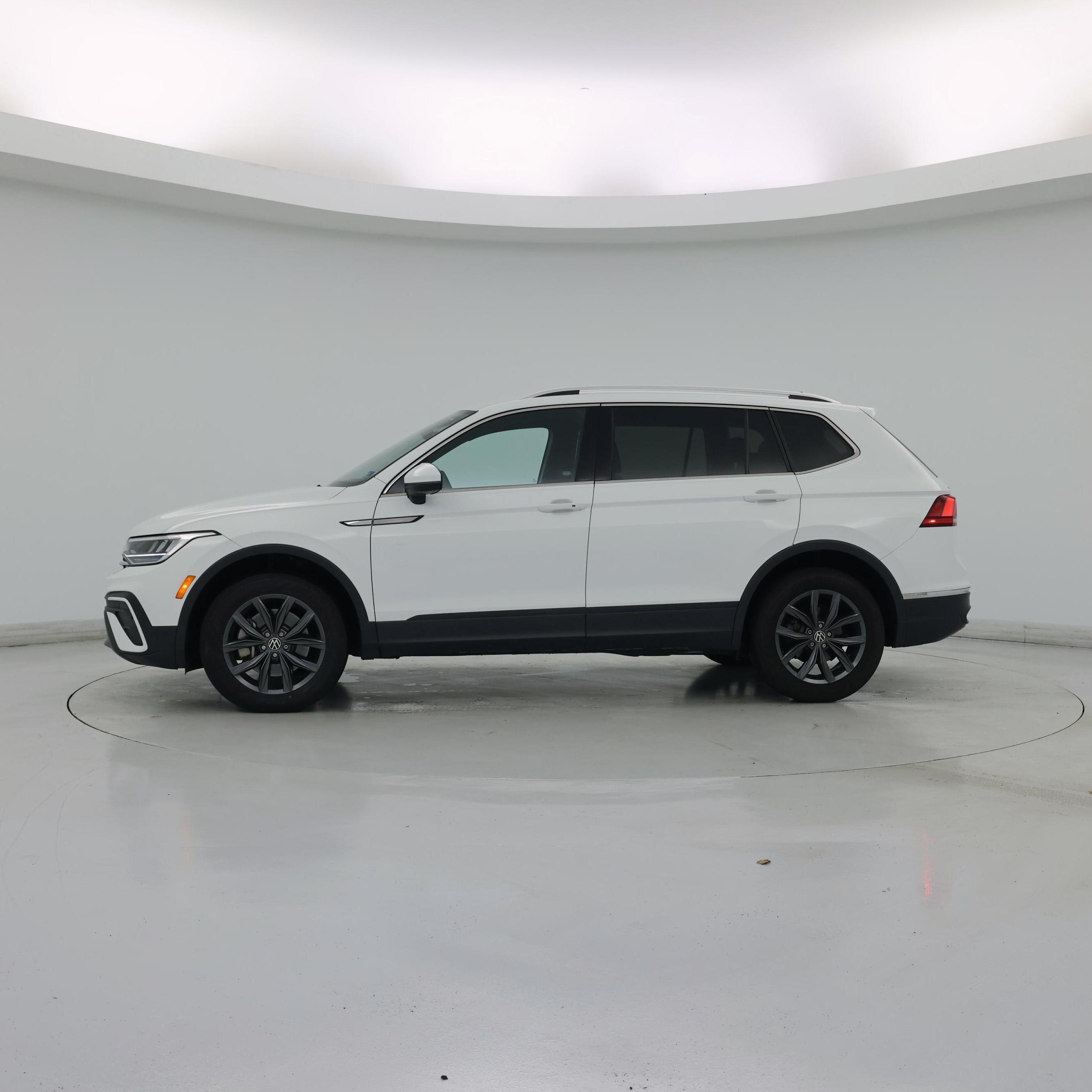 Thumbnail: 2022 Volkswagen Tiguan - 3