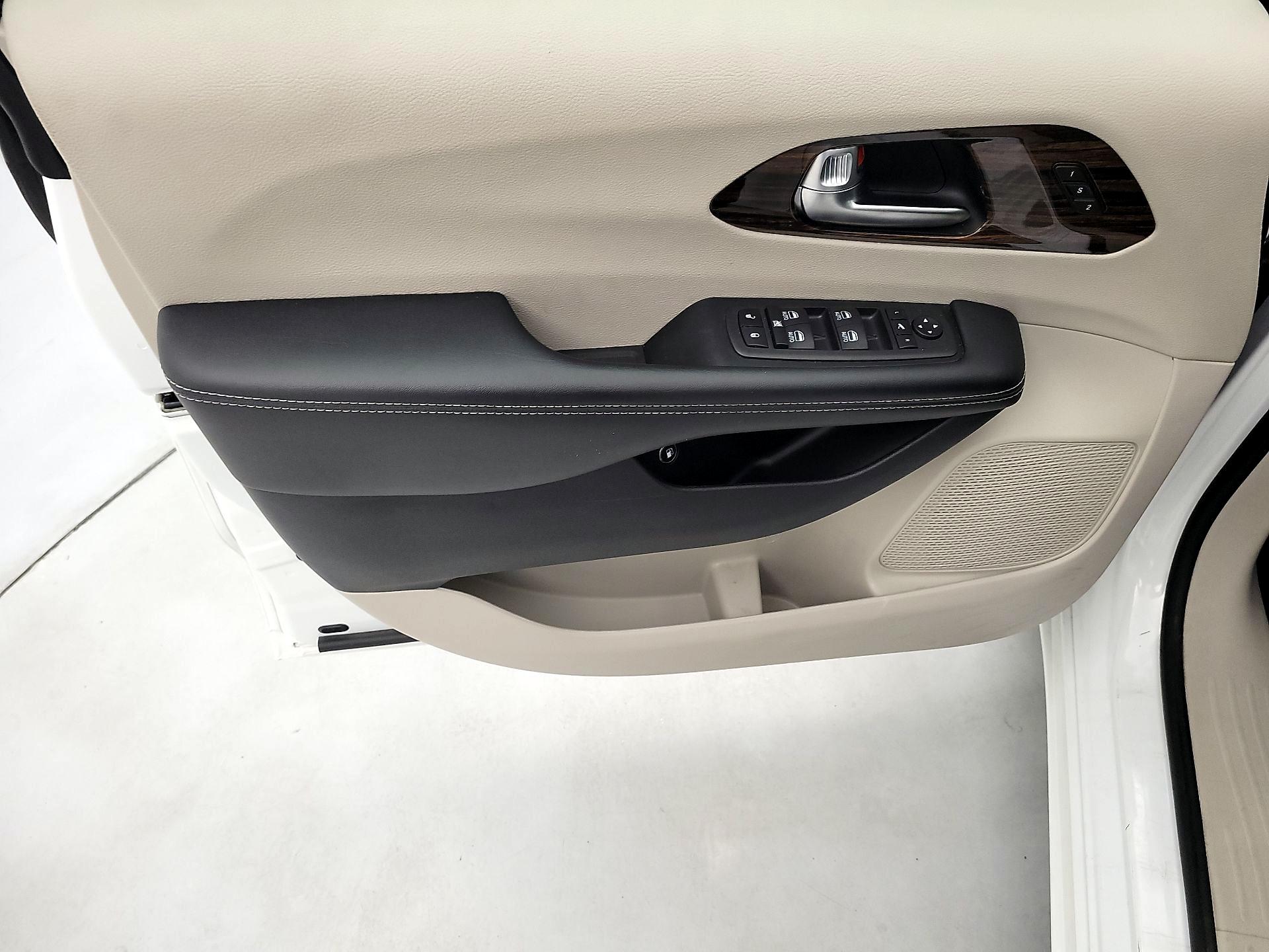 Thumbnail: 2023 Chrysler Pacifica - 12