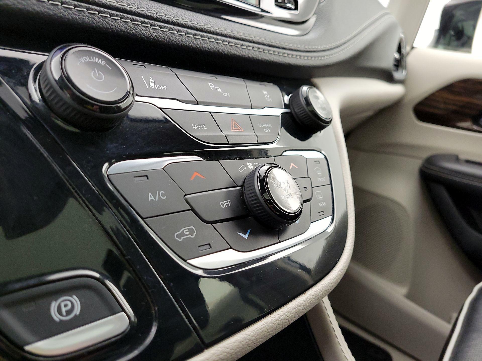 Thumbnail: 2023 Chrysler Pacifica - 17