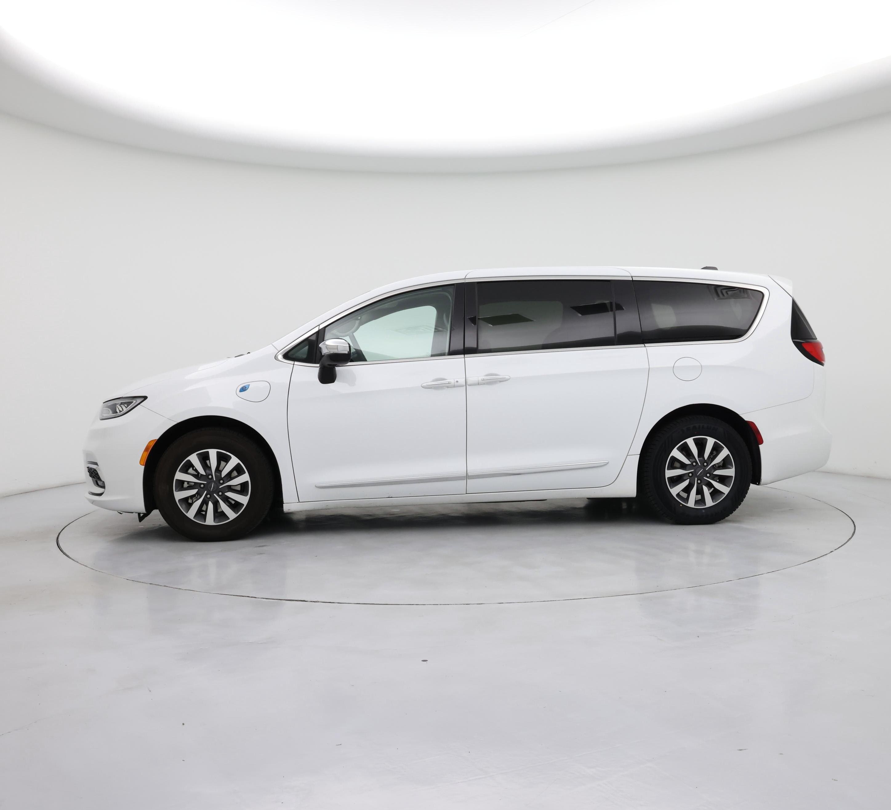 Thumbnail: 2023 Chrysler Pacifica - 3