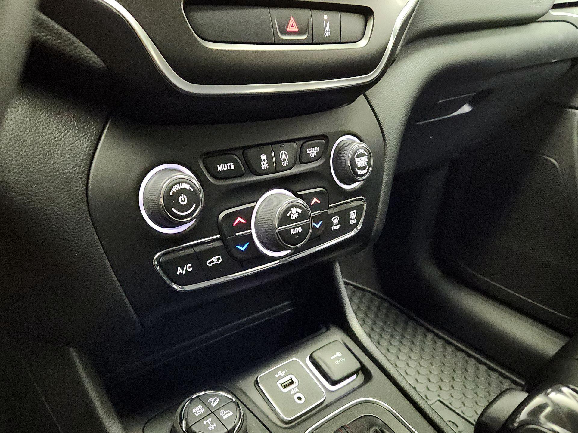 Thumbnail: 2022 Jeep Cherokee - 17