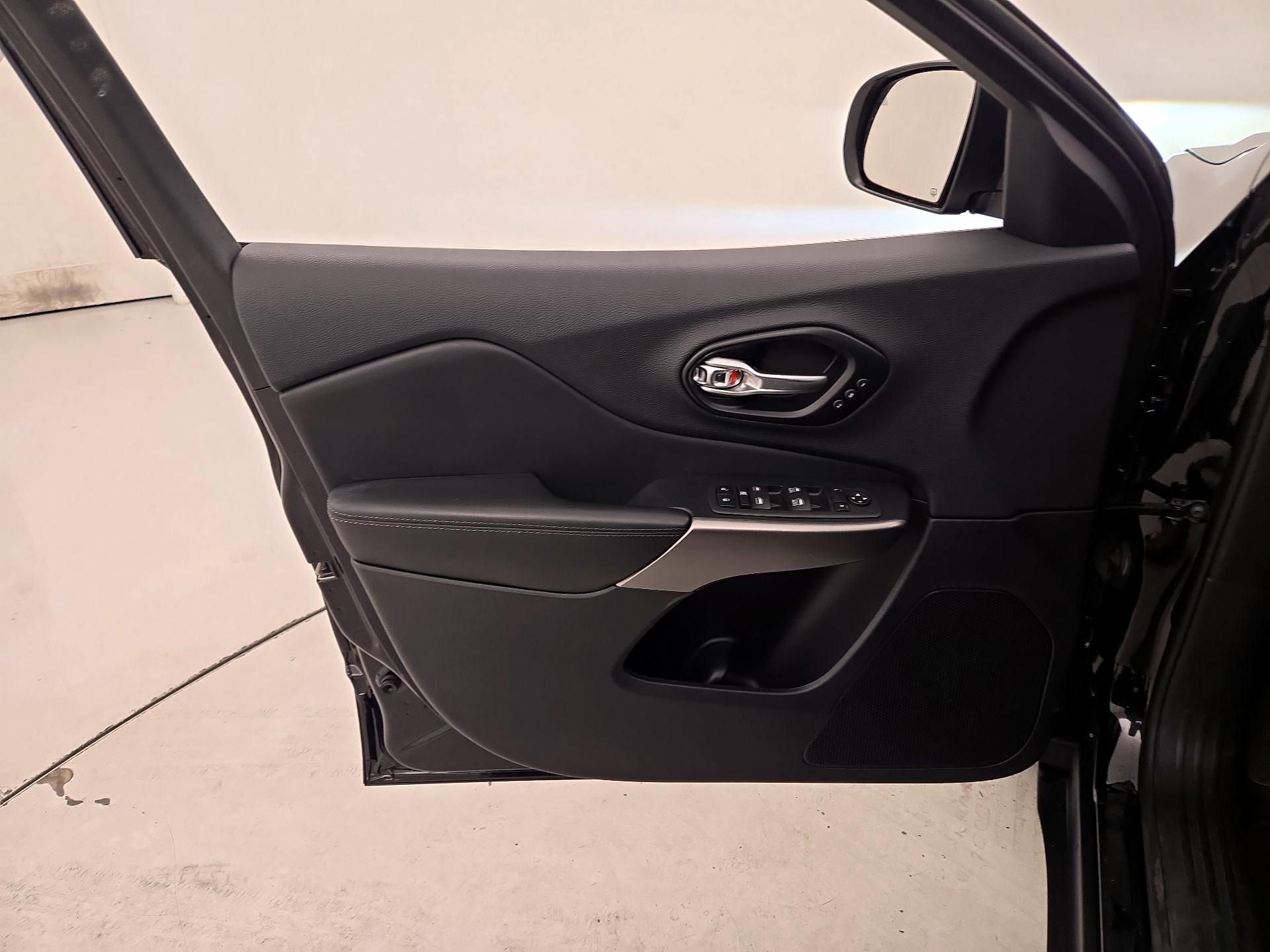 Thumbnail: 2022 Jeep Cherokee - 12