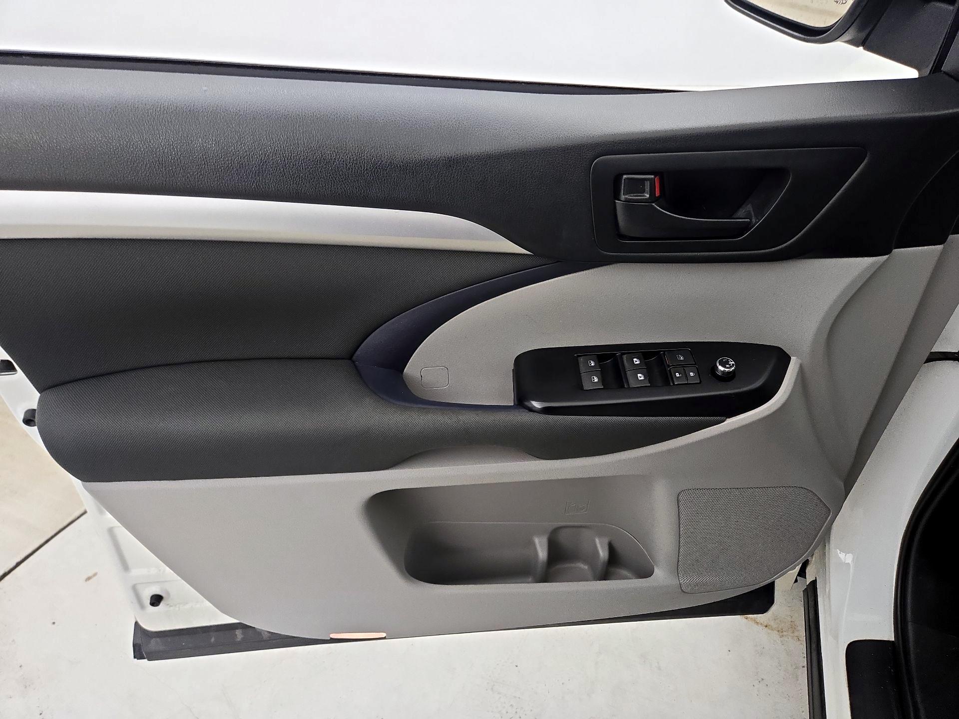 Thumbnail: 2018 Toyota Highlander - 12