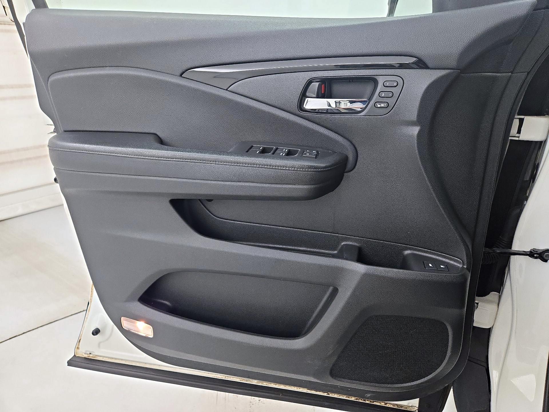 Thumbnail: 2017 Honda Pilot - 12