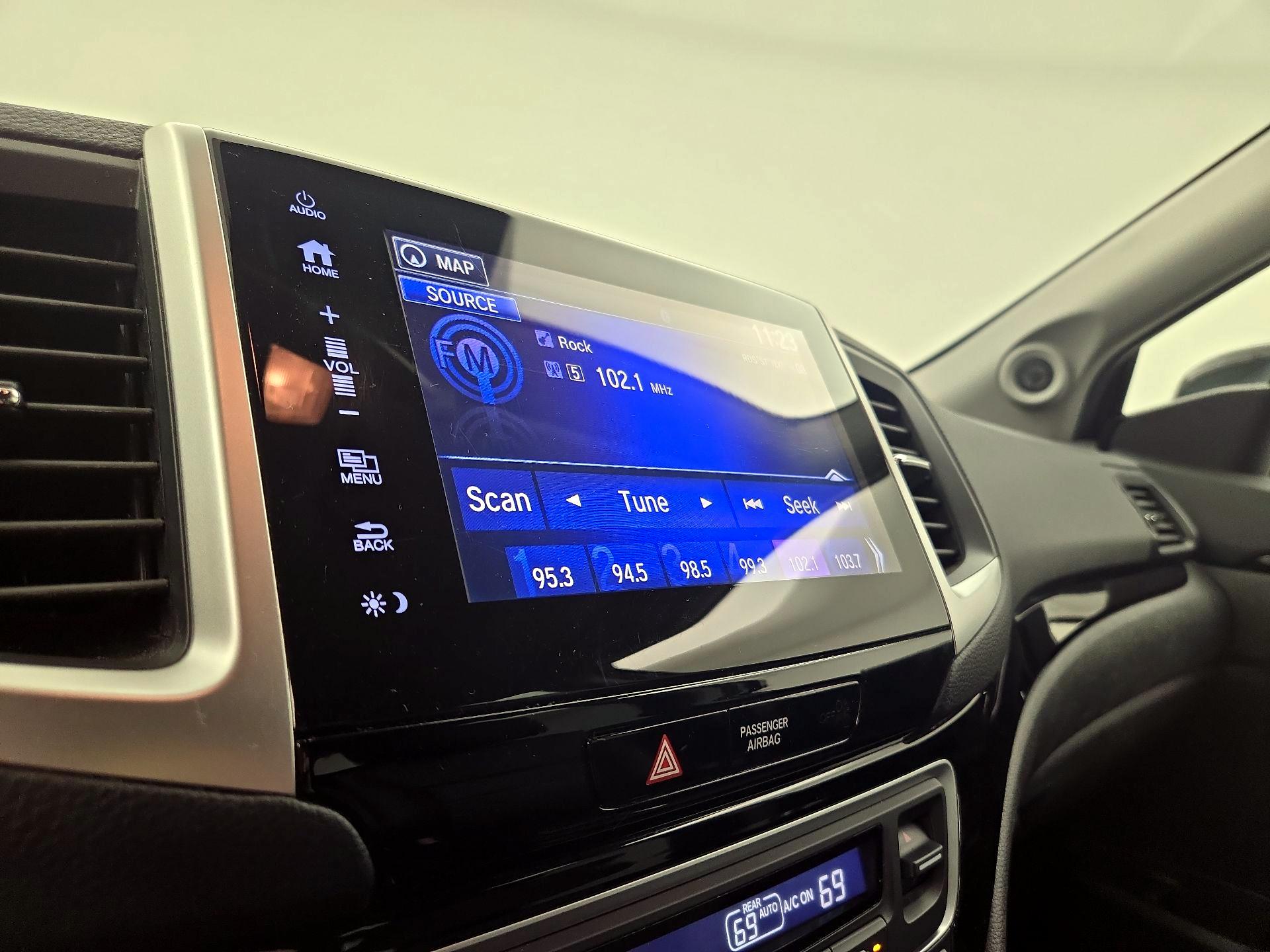 Thumbnail: 2017 Honda Pilot - 15