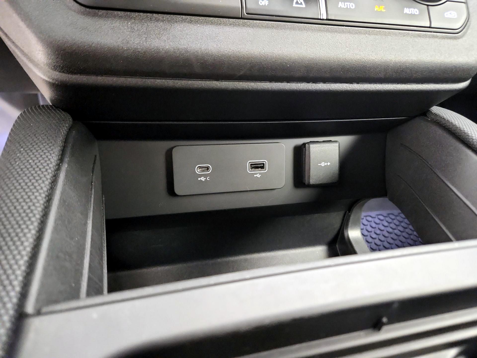 Thumbnail: 2022 Land Rover Defender - 18