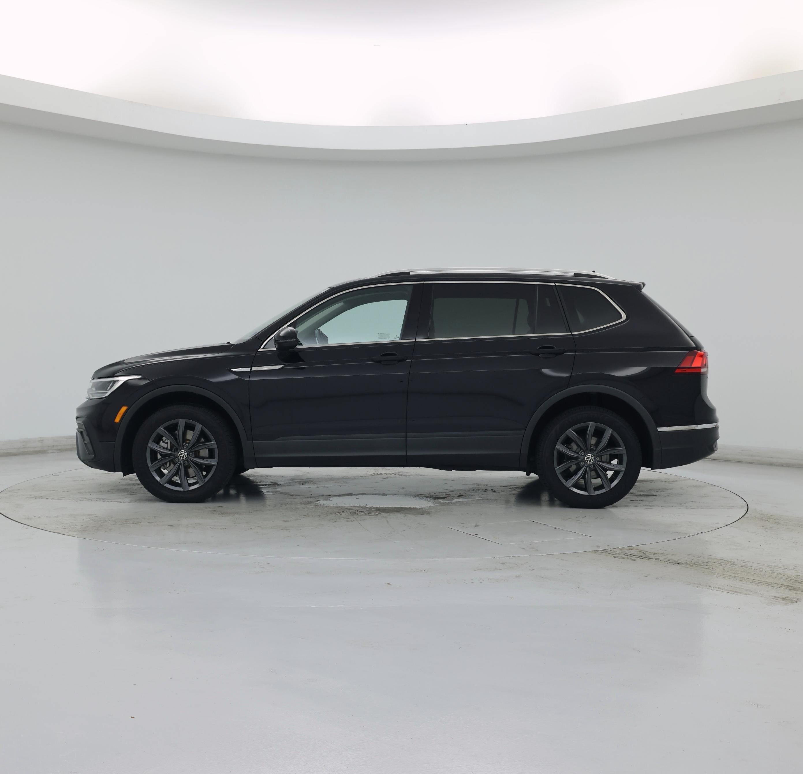 Thumbnail: 2023 Volkswagen Tiguan - 3