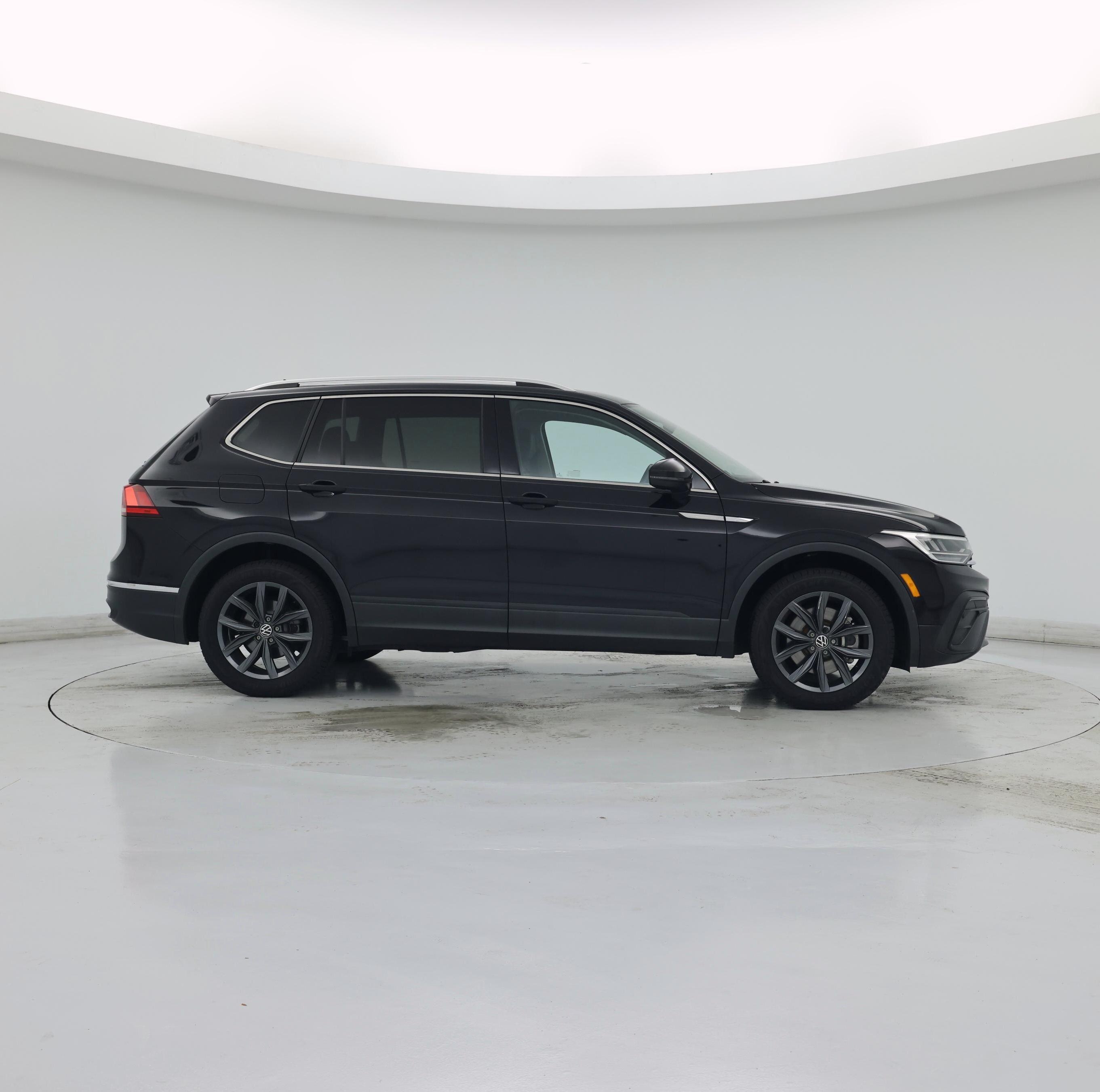 Thumbnail: 2023 Volkswagen Tiguan - 7