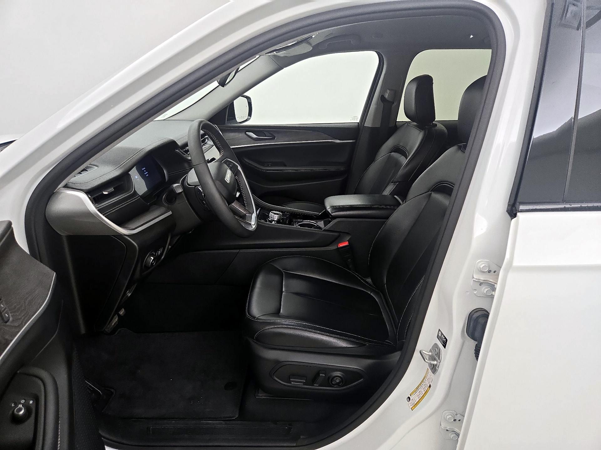 Thumbnail: 2023 Jeep Grand Cherokee - 11