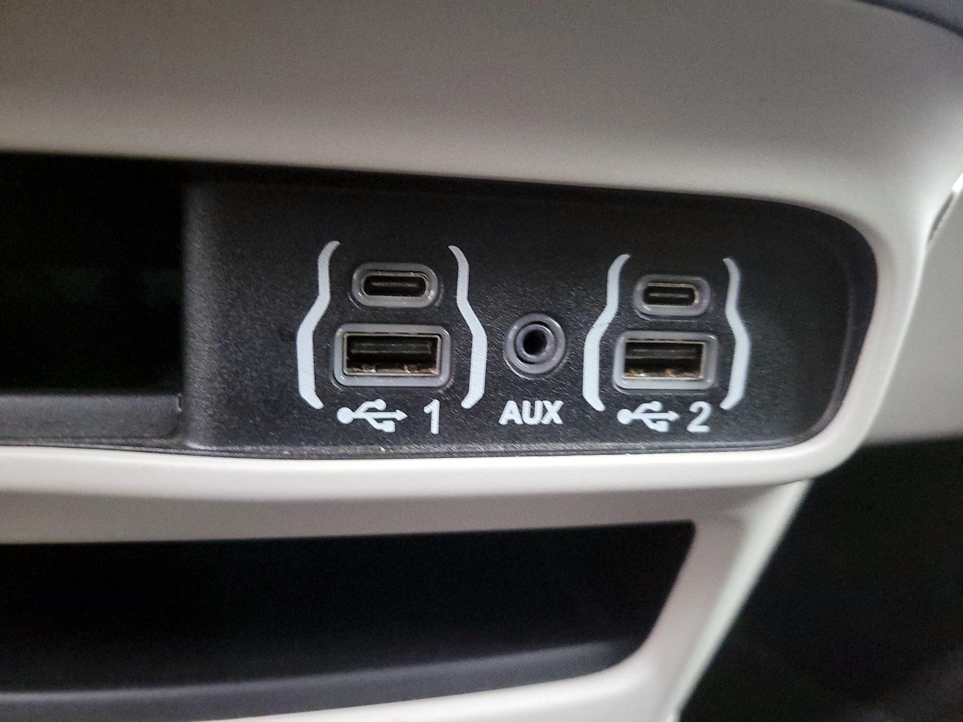 Thumbnail: 2023 Chrysler Pacifica - 18