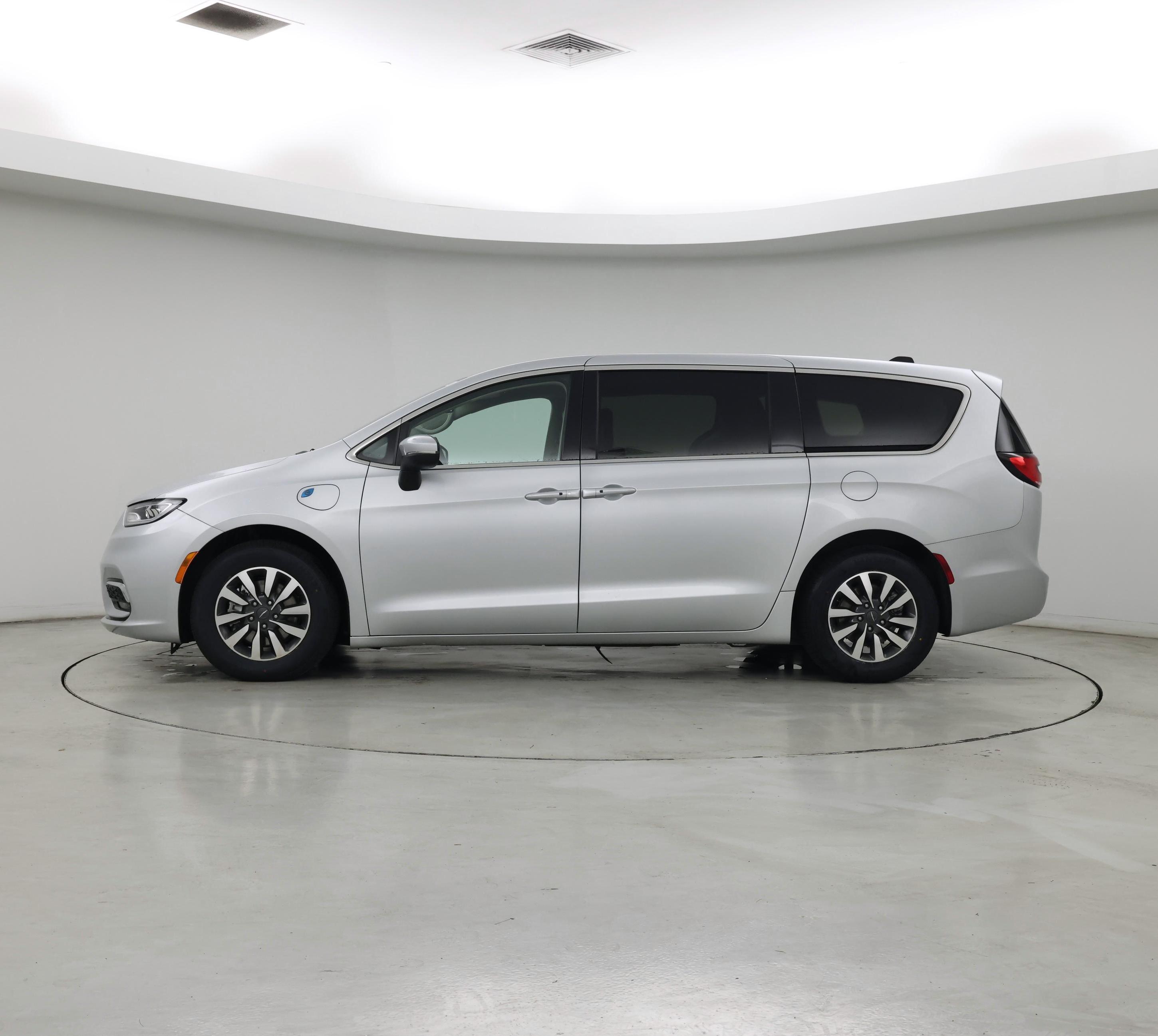 Thumbnail: 2023 Chrysler Pacifica - 3