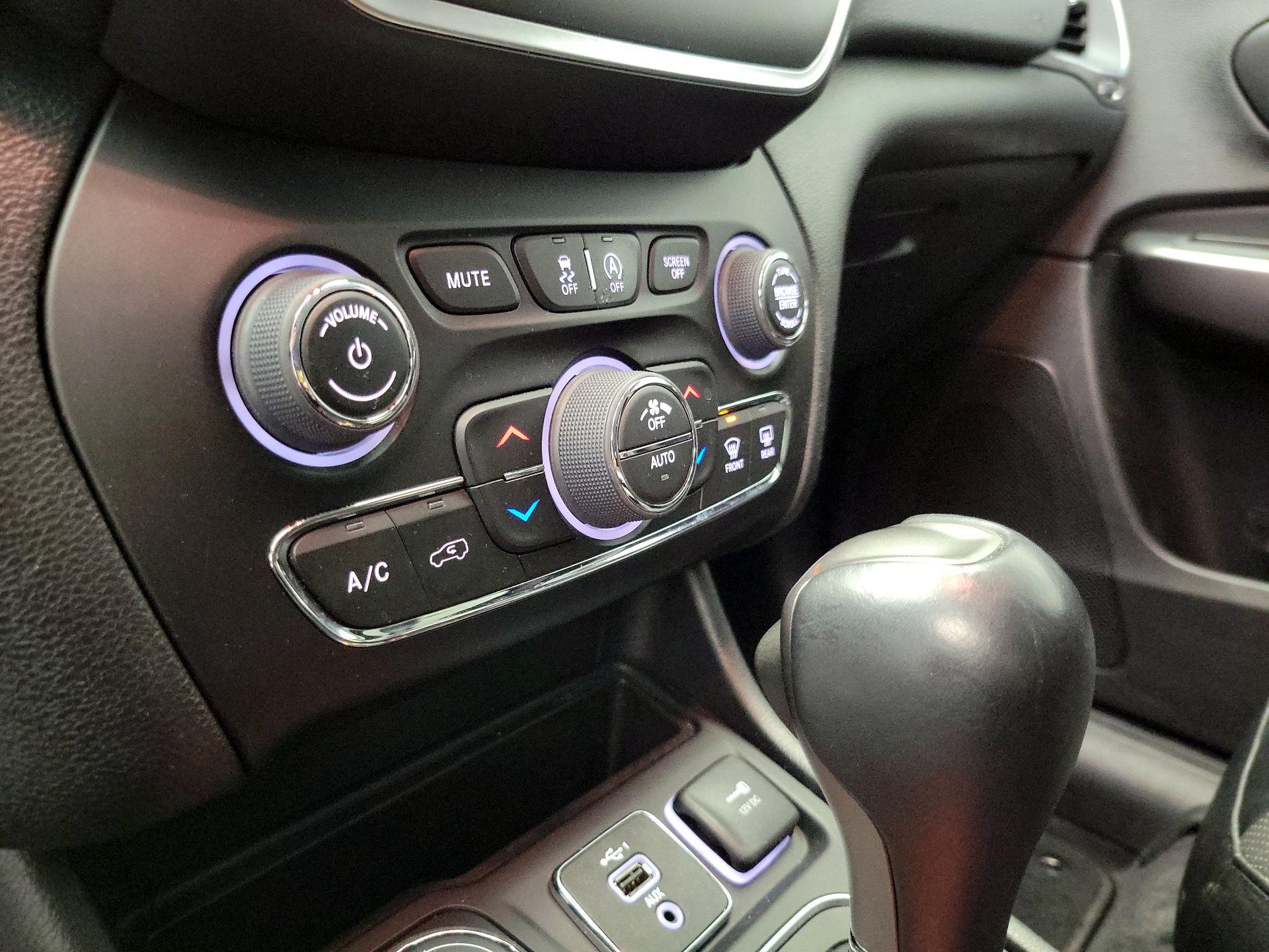 Thumbnail: 2022 Jeep Cherokee - 16