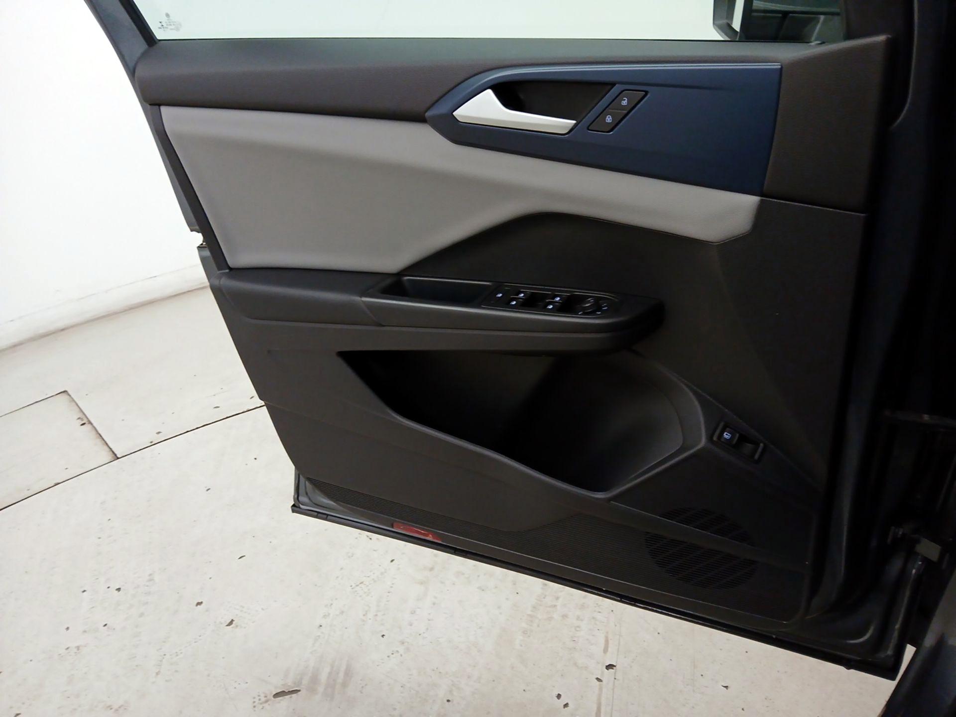 Thumbnail: 2022 Volkswagen Taos - 12