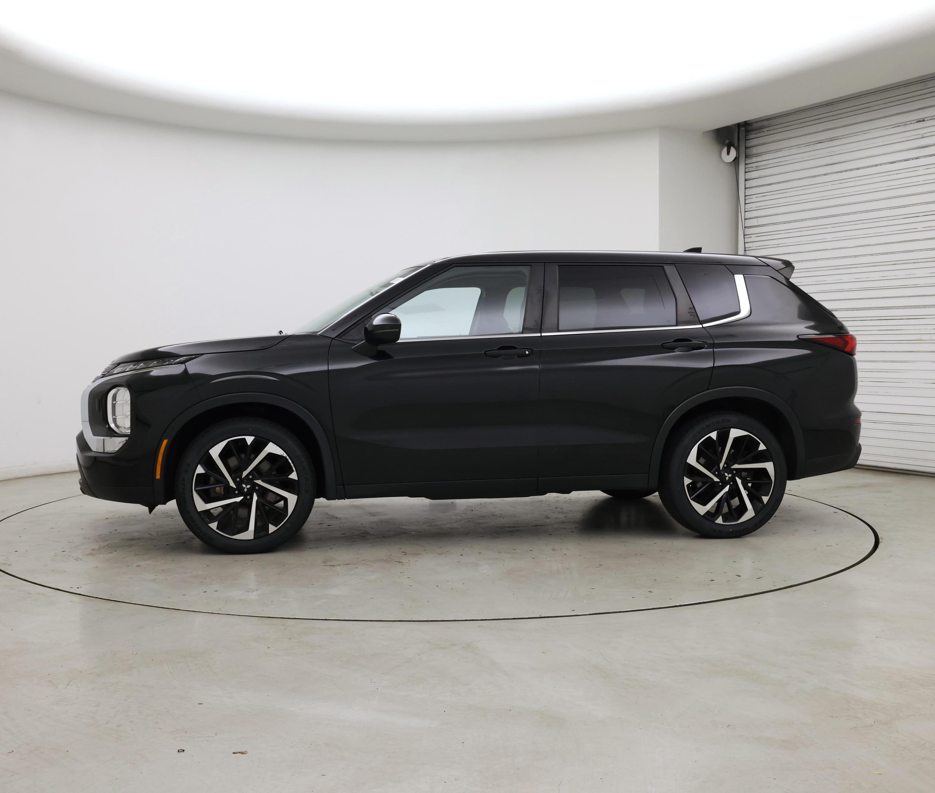 Thumbnail: 2022 Mitsubishi Outlander - 3