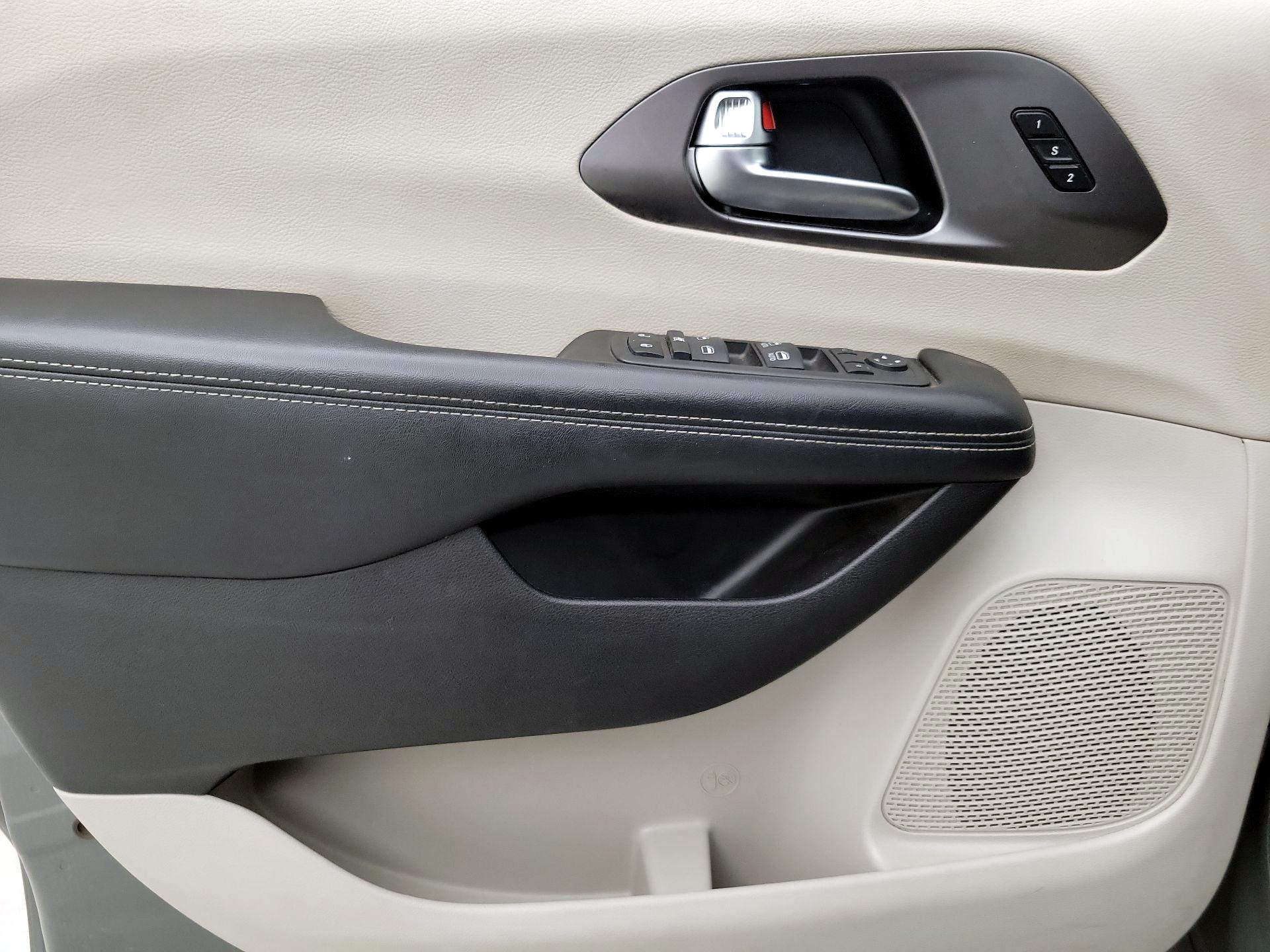 Thumbnail: 2022 Chrysler Pacifica - 12