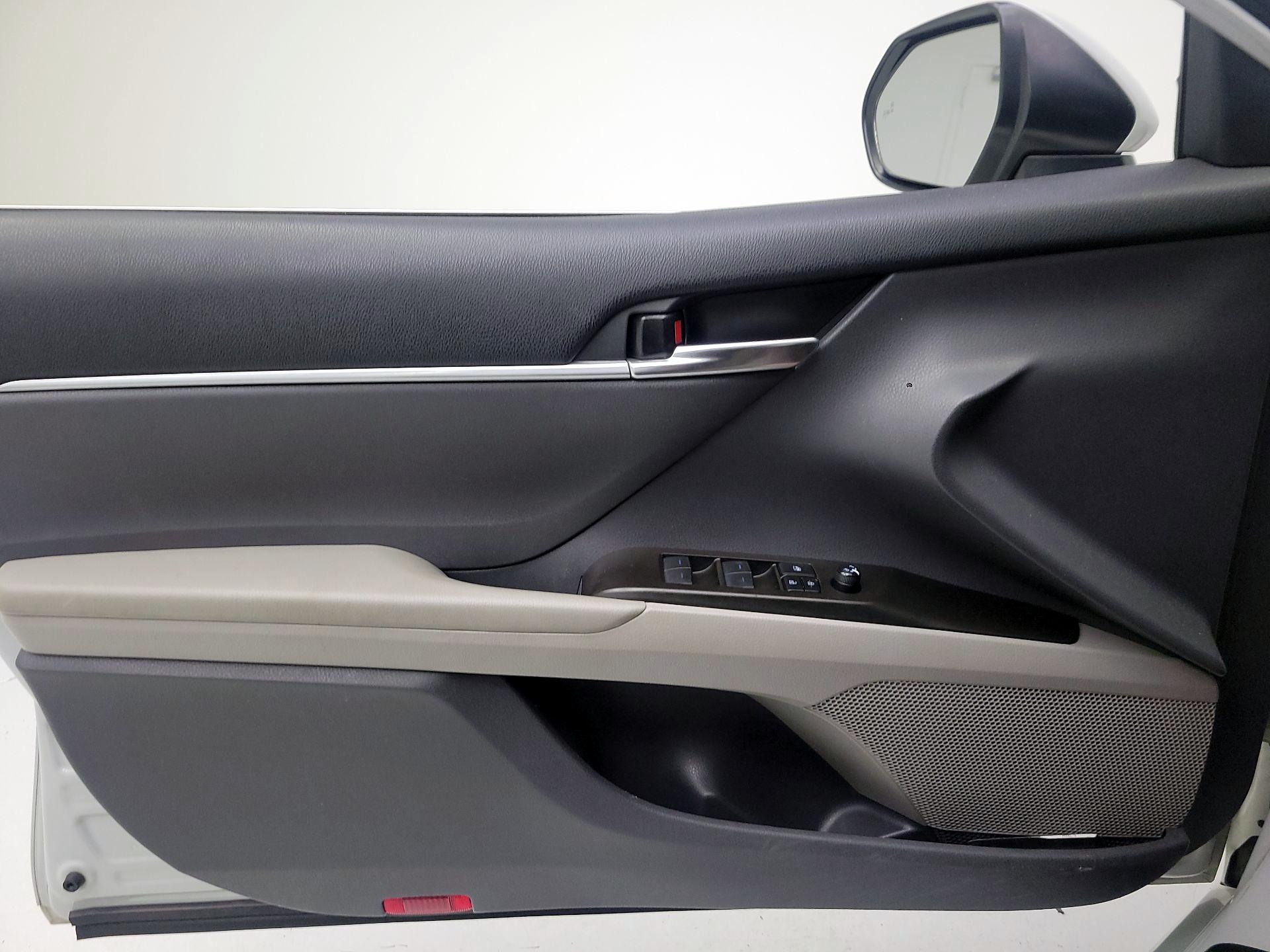 Thumbnail: 2022 Toyota Camry - 10