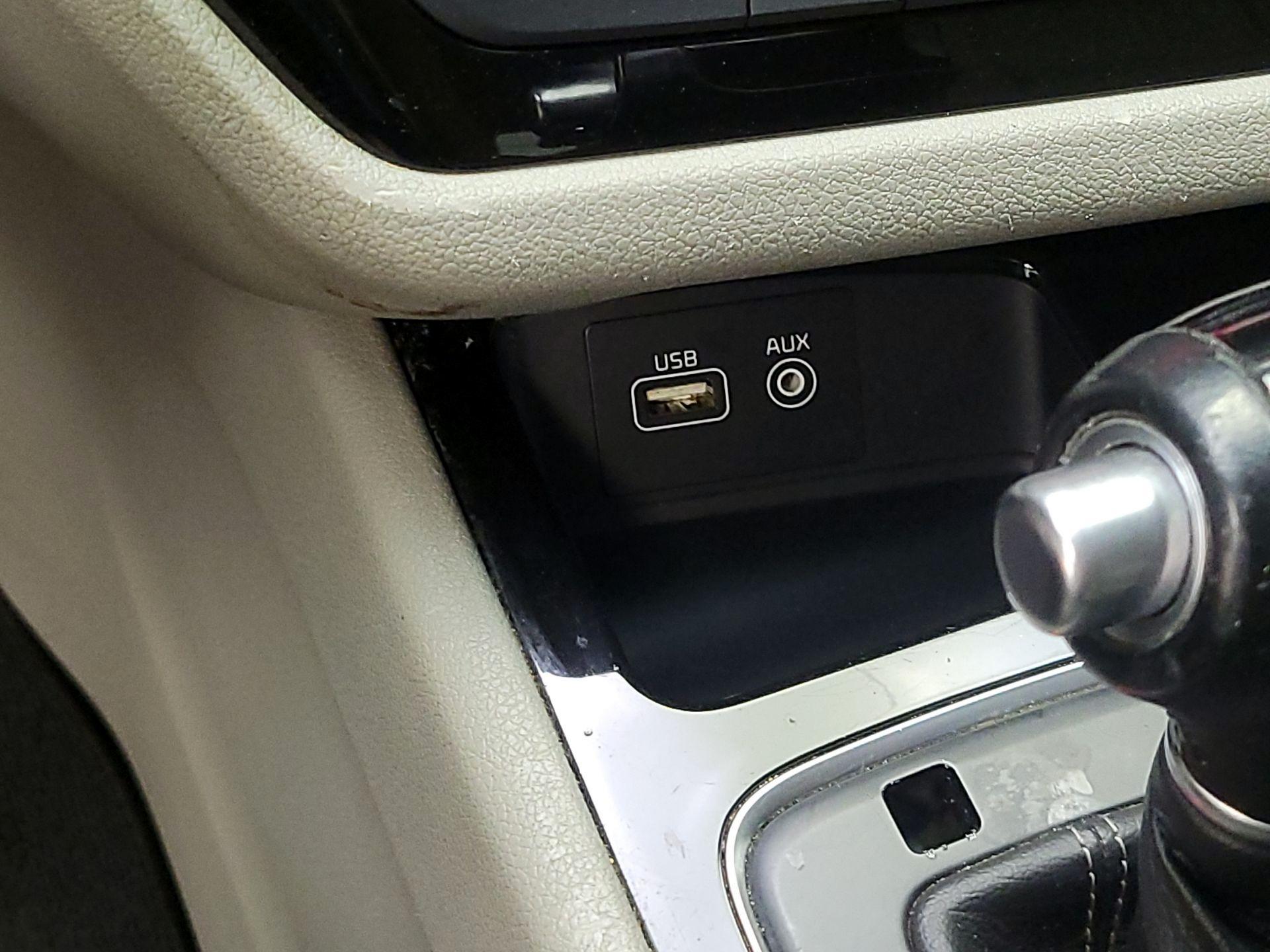 Thumbnail: 2015 Kia Sedona - 16