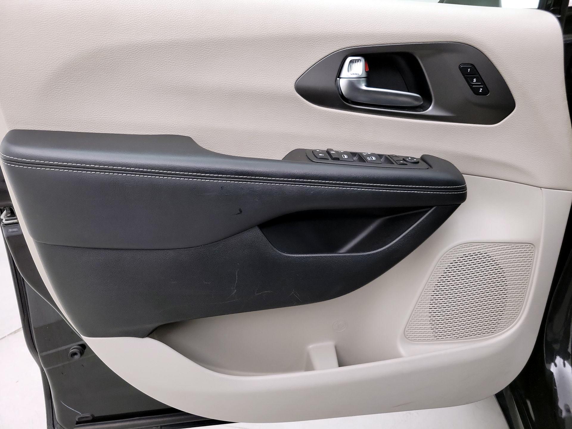 Thumbnail: 2023 Chrysler Pacifica - 12