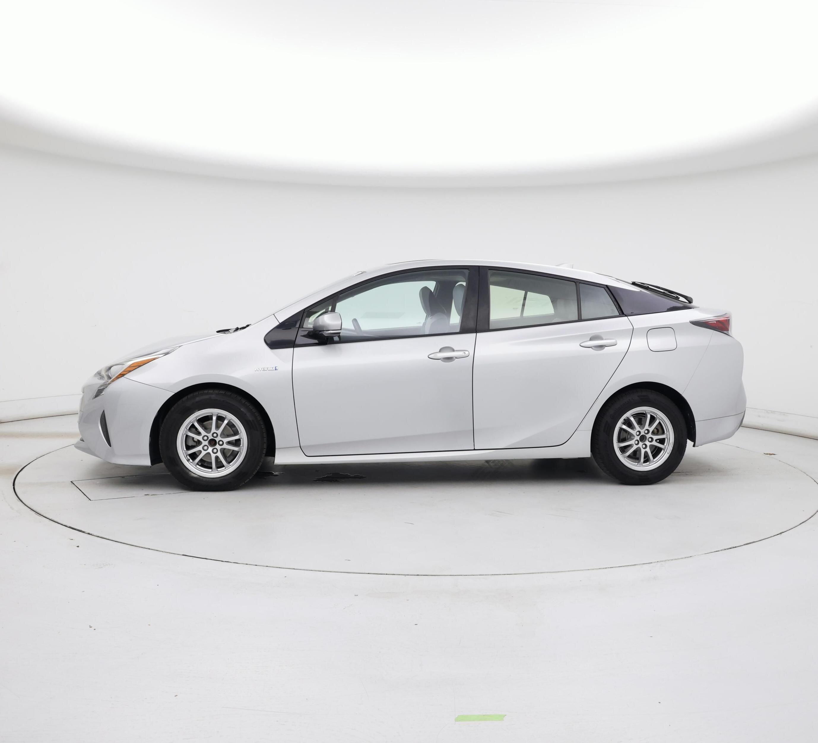 Thumbnail: 2017 Toyota Prius - 3