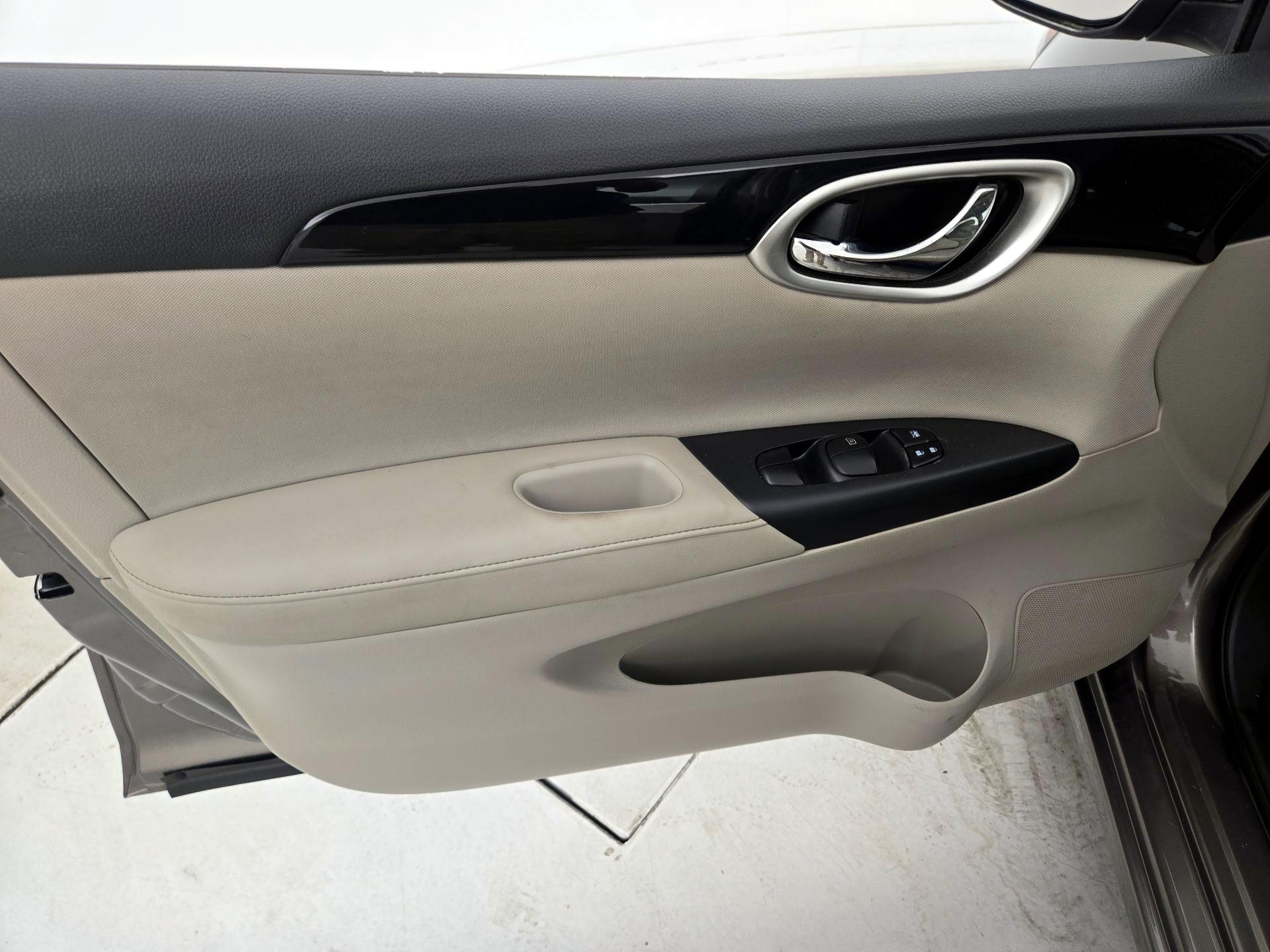 Thumbnail: 2016 Nissan Sentra - 12