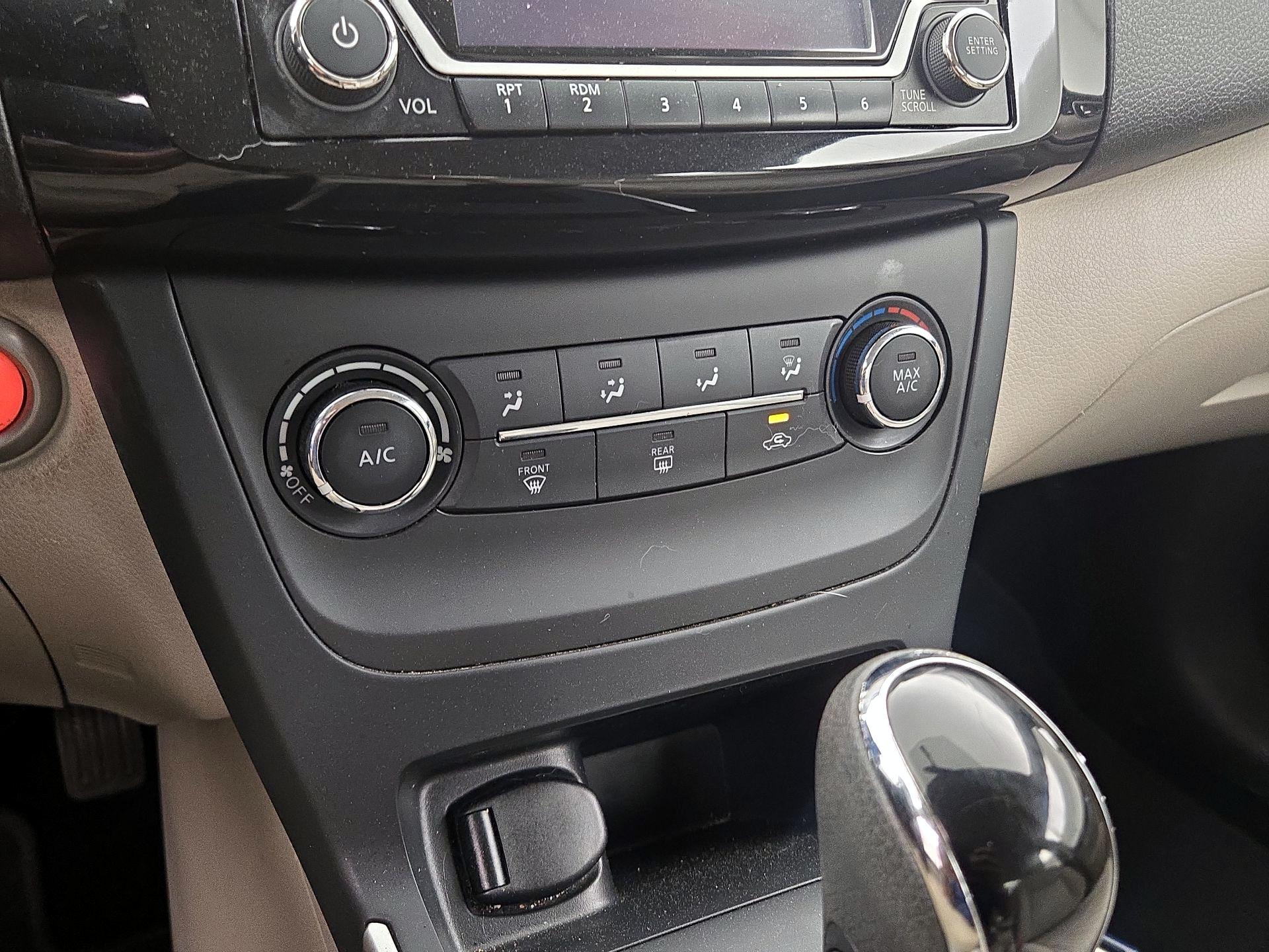 Thumbnail: 2016 Nissan Sentra - 16