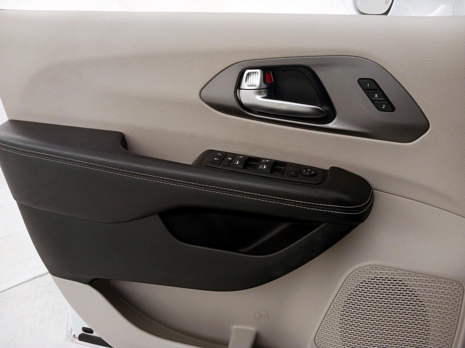 Thumbnail: 2022 Chrysler Pacifica - 12