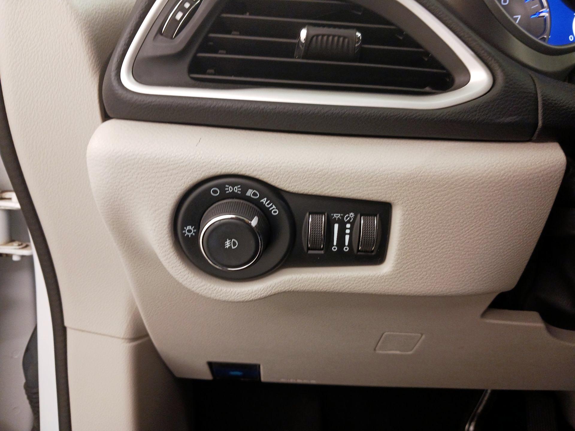 Thumbnail: 2022 Chrysler Pacifica - 13