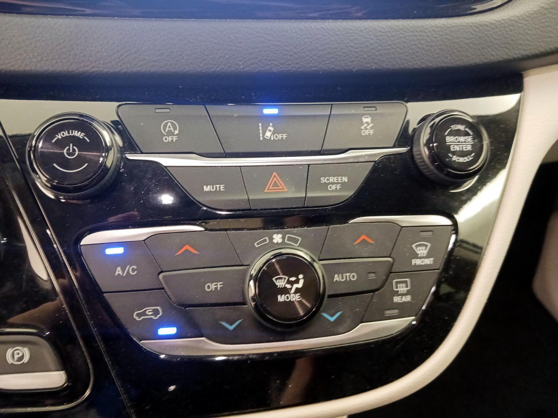 Thumbnail: 2022 Chrysler Pacifica - 16