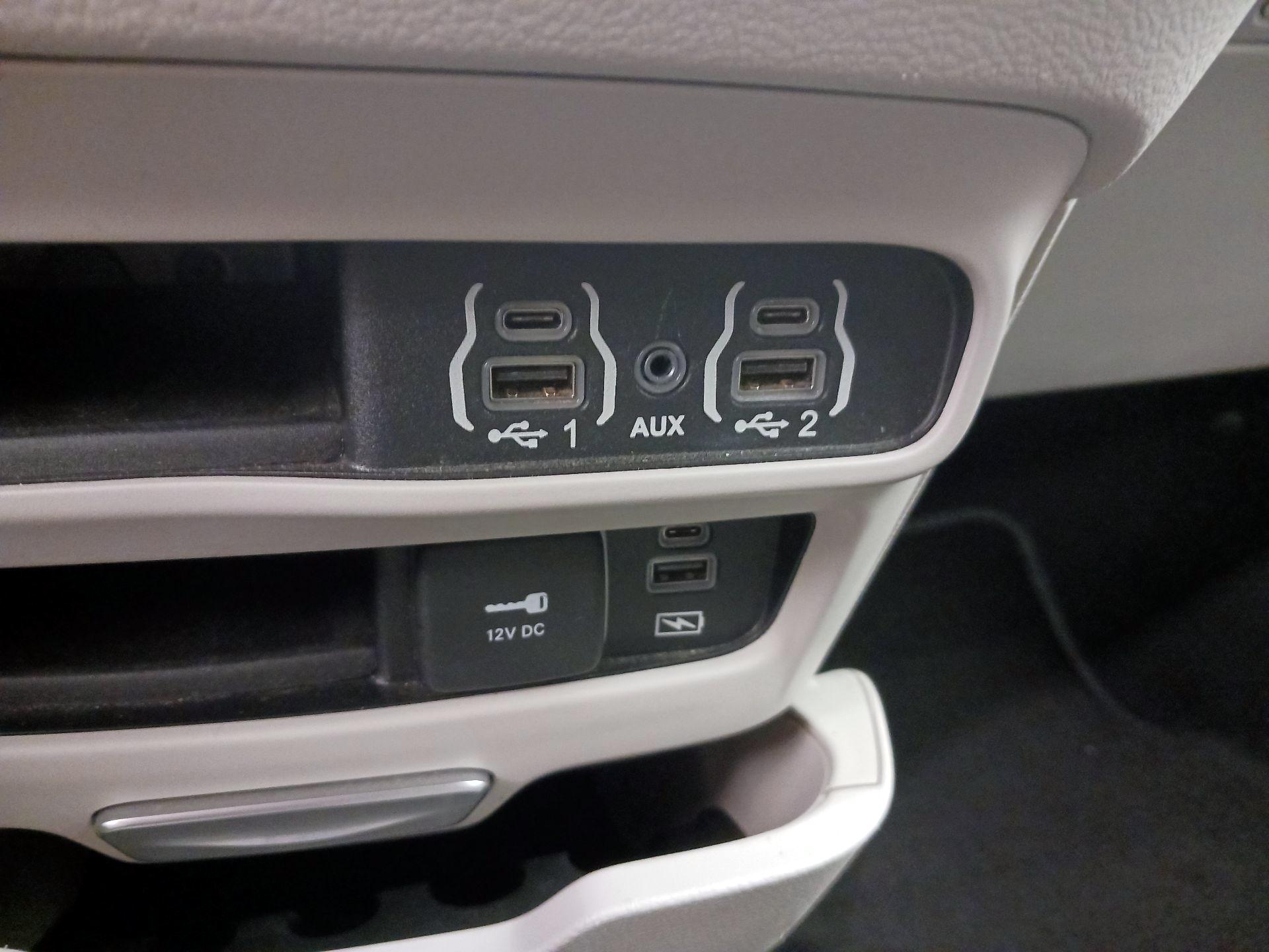 Thumbnail: 2022 Chrysler Pacifica - 18