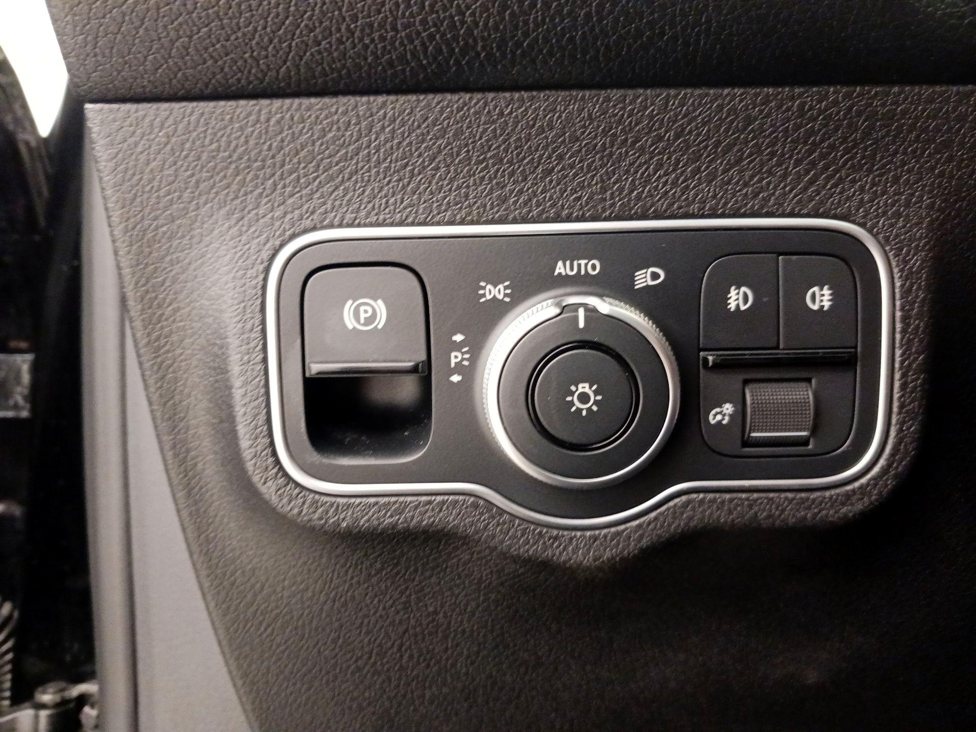 Thumbnail: 2023 Mercedes-Benz GLB - 13