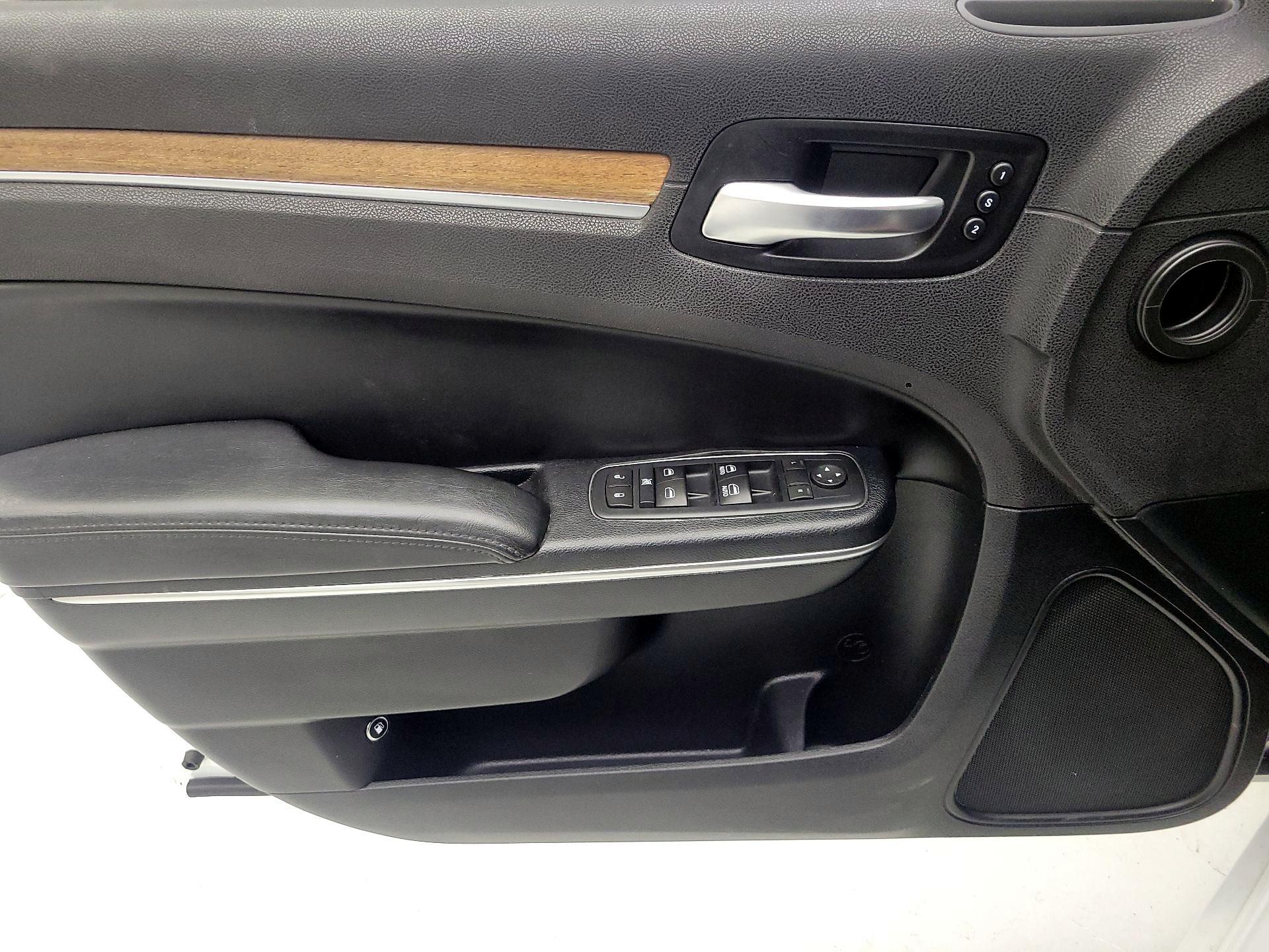 Thumbnail: 2017 Chrysler 300 - 10