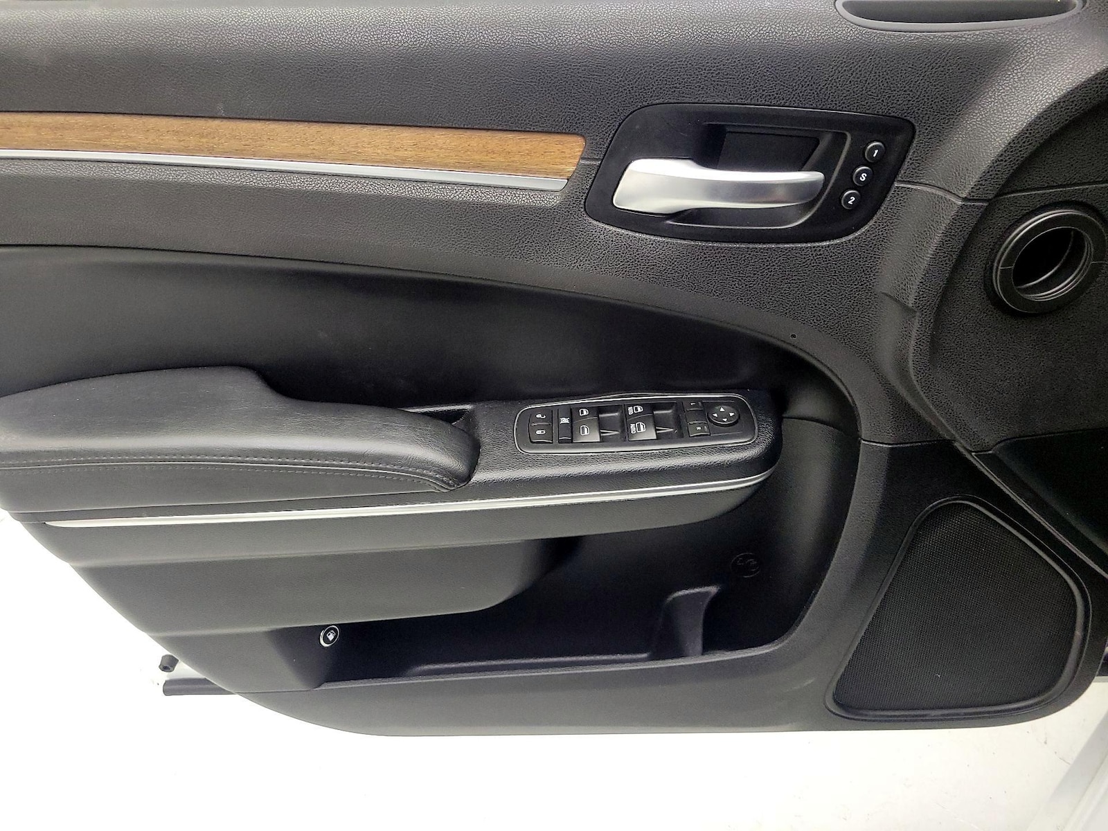 2017 Chrysler 300 C Platinum - Photo 11