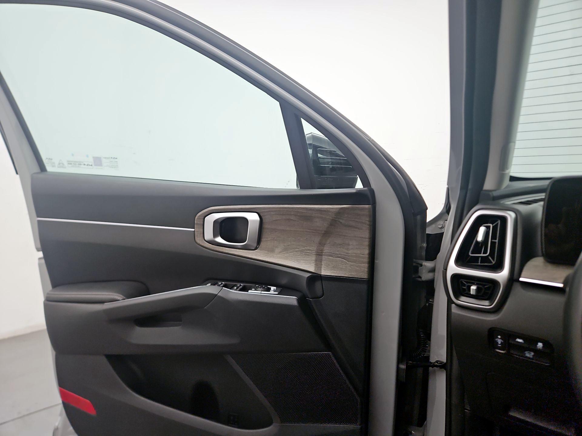 Thumbnail: 2023 Kia Sorento - 12