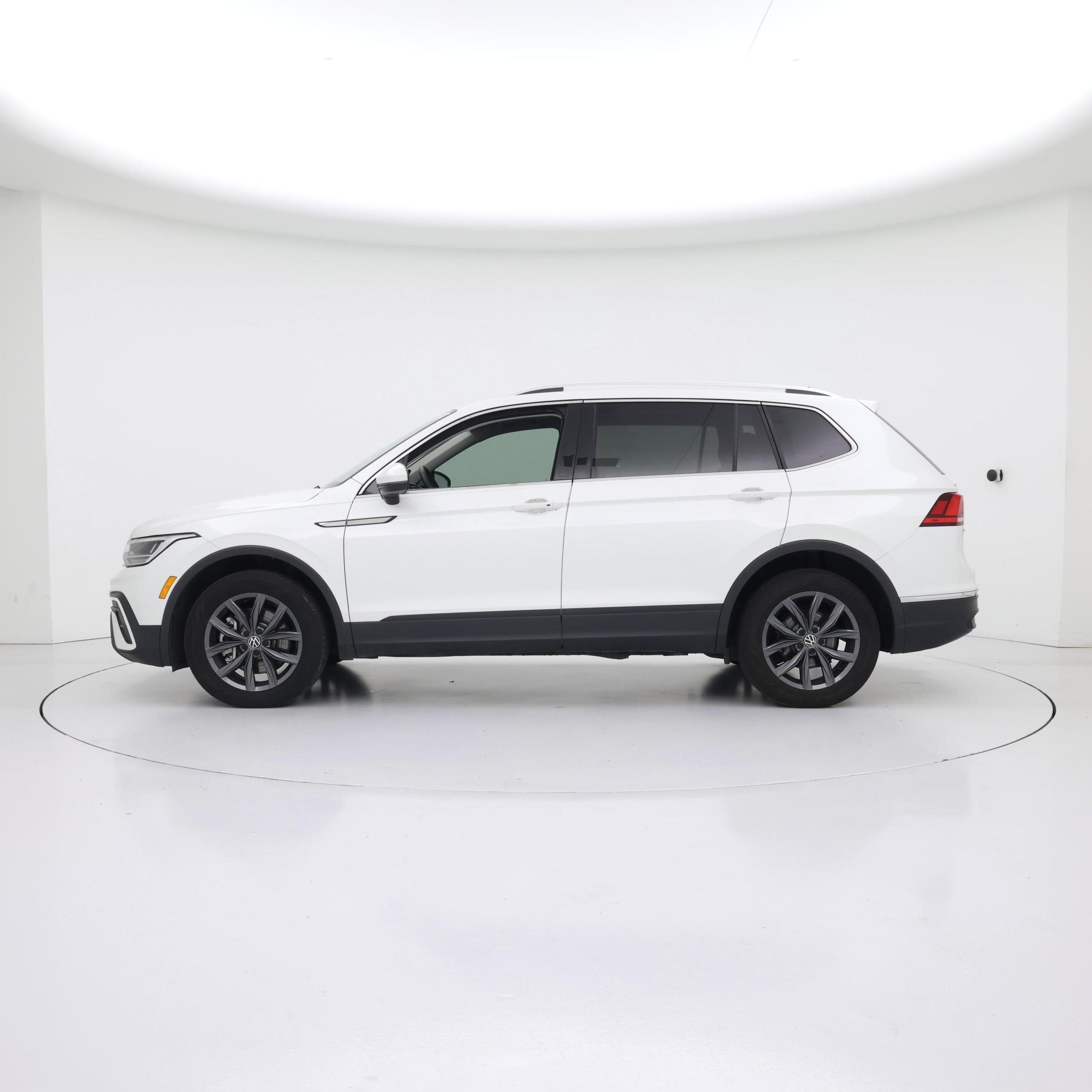 Thumbnail: 2023 Volkswagen Tiguan - 3