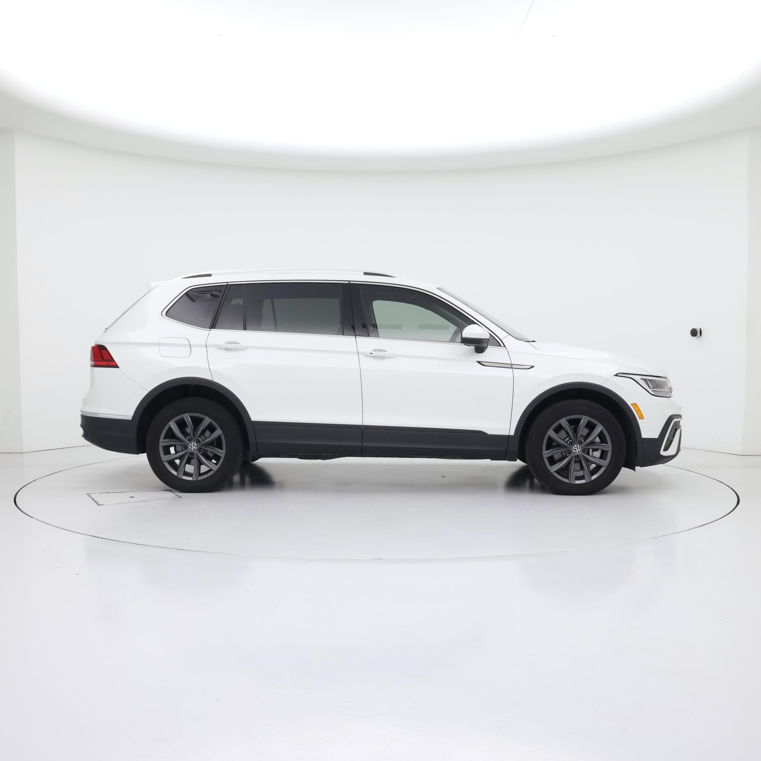 Thumbnail: 2023 Volkswagen Tiguan - 7