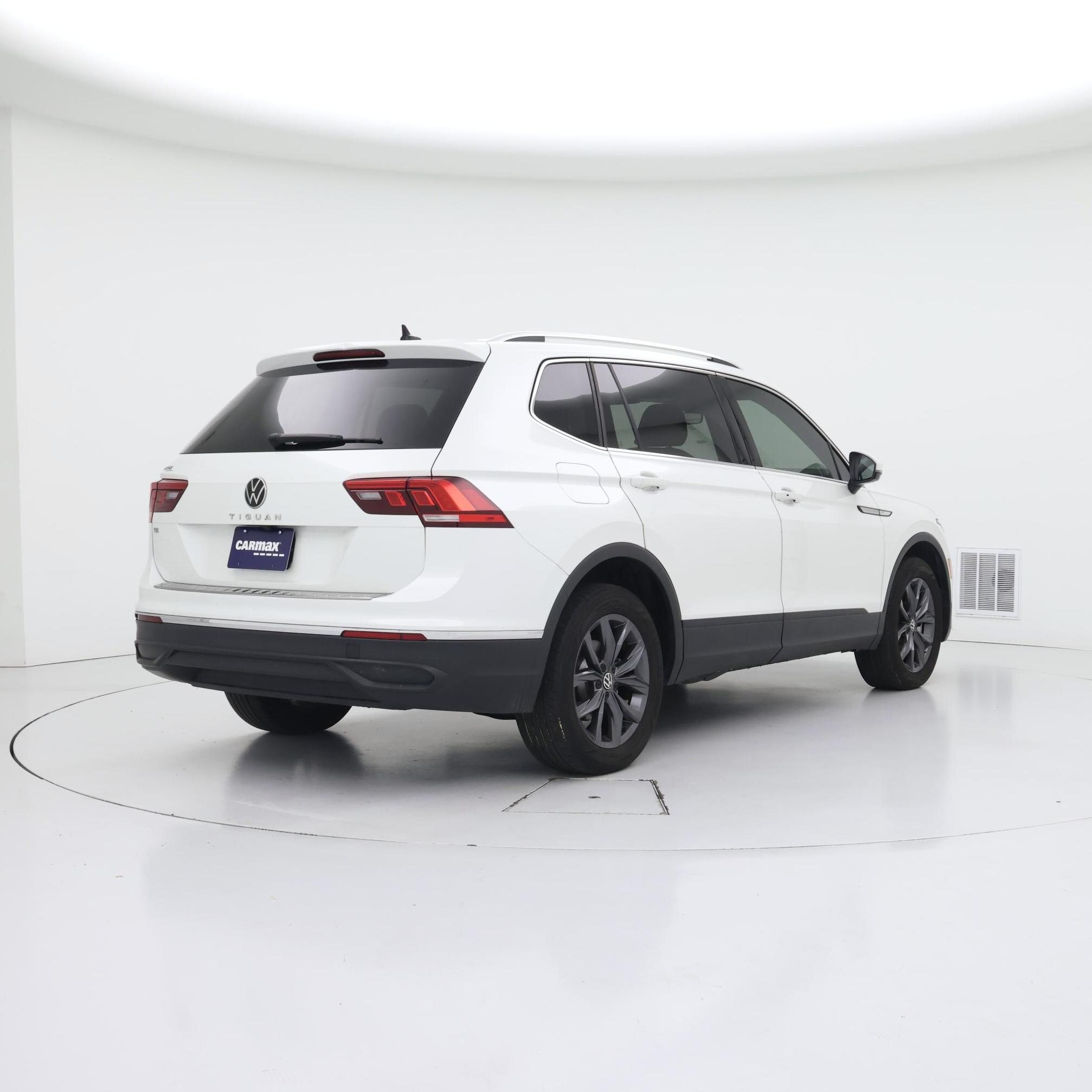 Thumbnail: 2023 Volkswagen Tiguan - 8