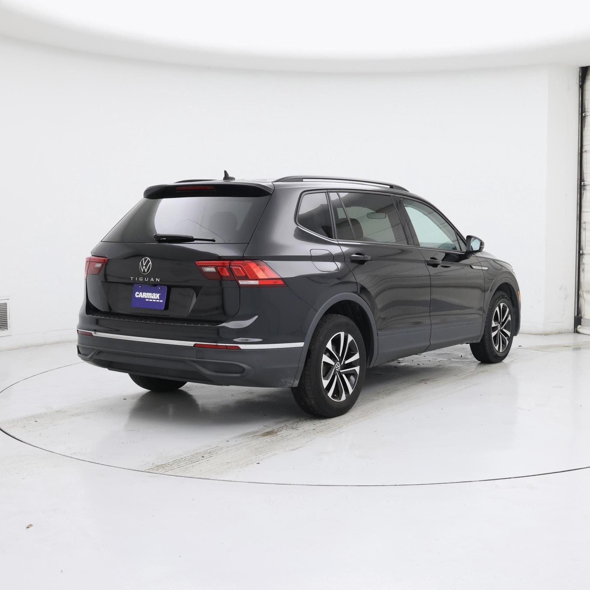 Thumbnail: 2023 Volkswagen Tiguan - 8