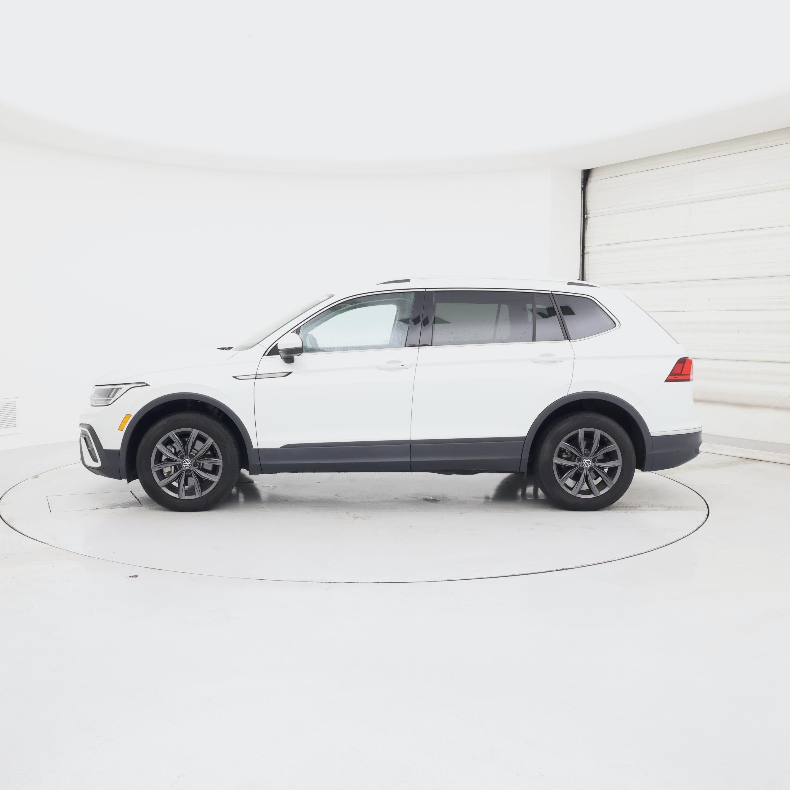 Thumbnail: 2023 Volkswagen Tiguan - 3