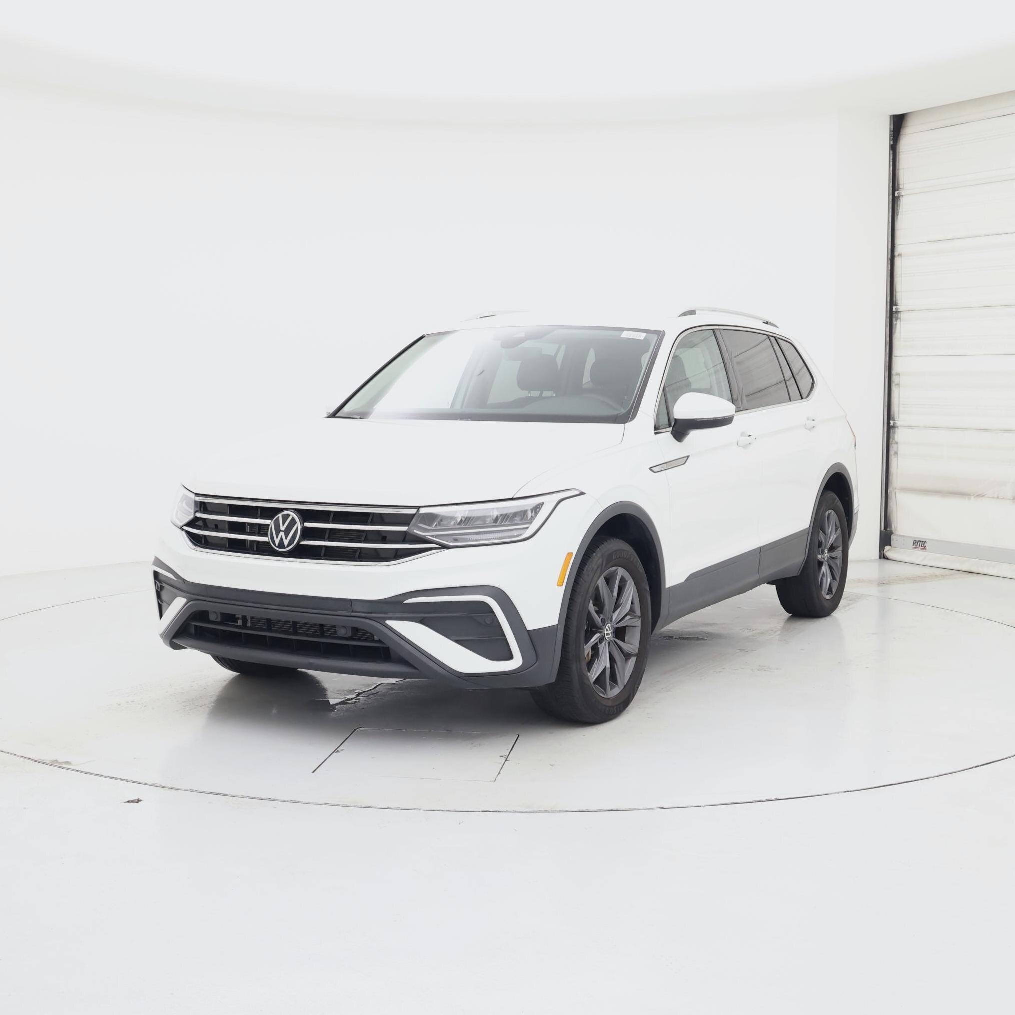 Thumbnail: 2023 Volkswagen Tiguan - 4