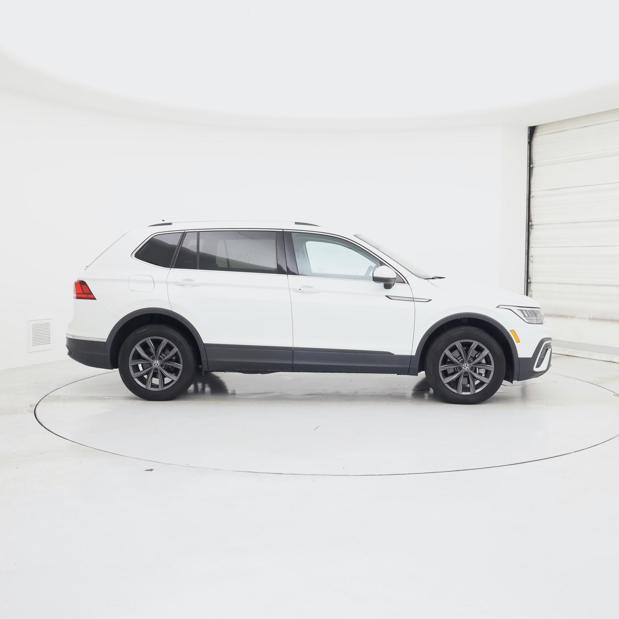 Thumbnail: 2023 Volkswagen Tiguan - 7