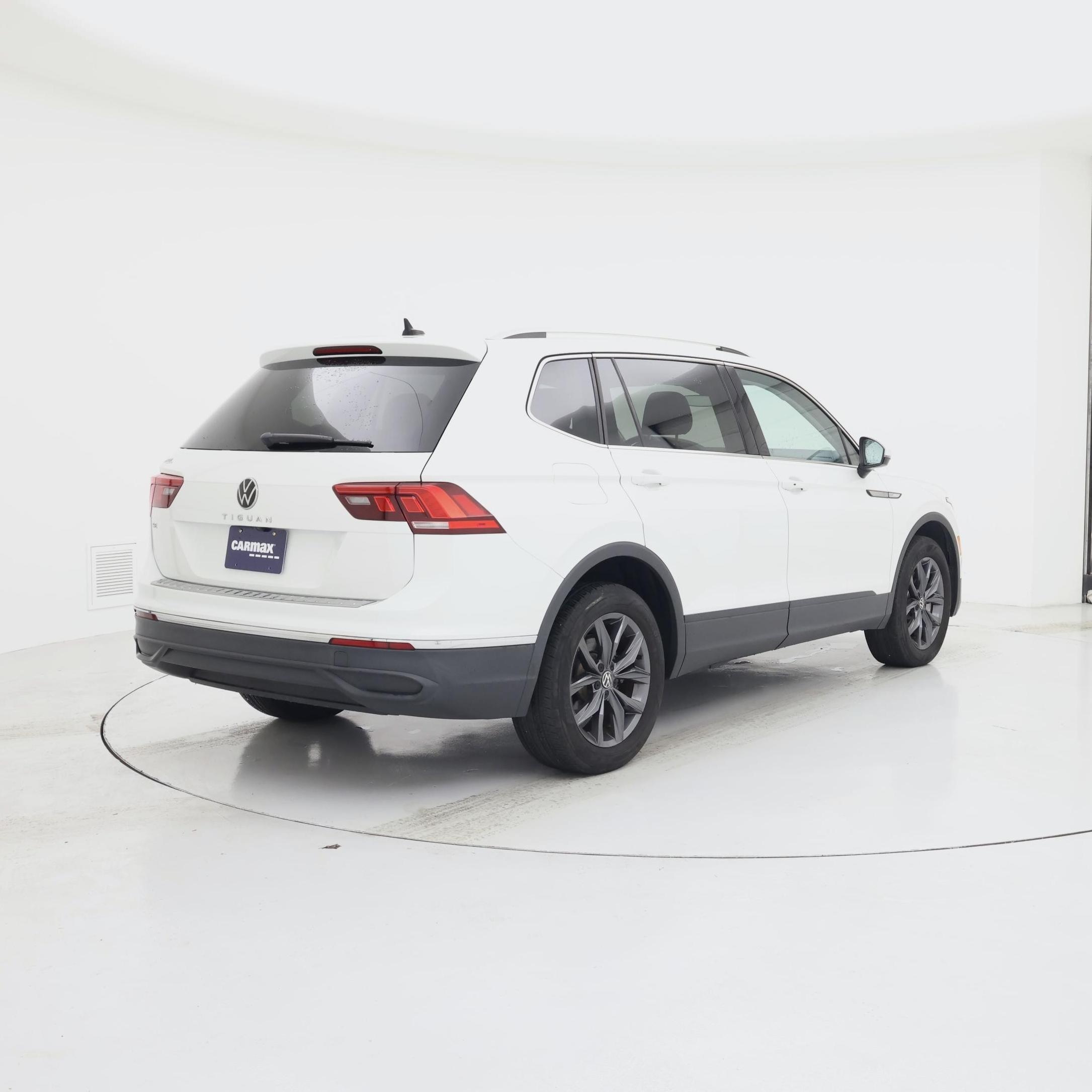 Thumbnail: 2023 Volkswagen Tiguan - 8