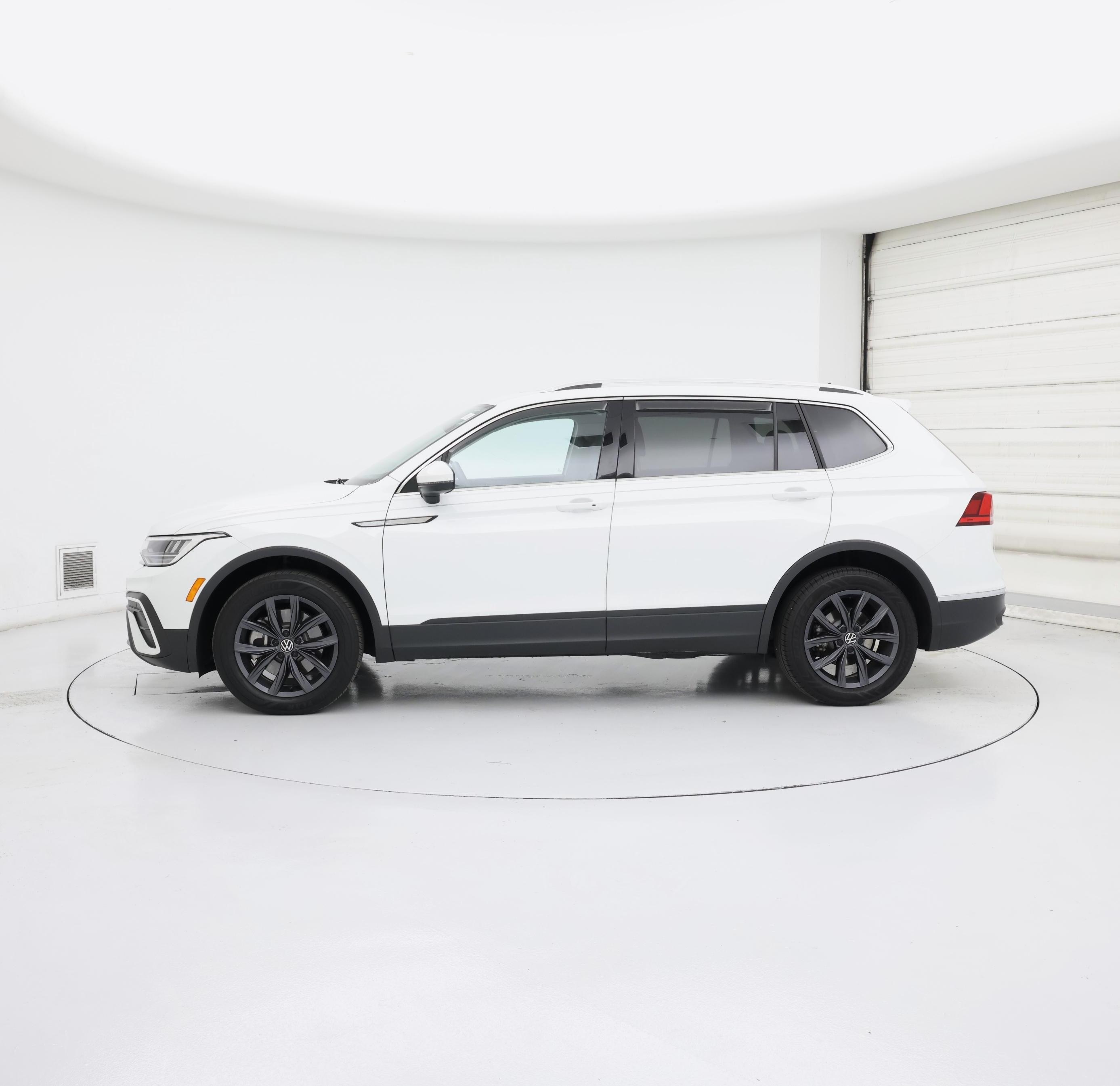 Thumbnail: 2022 Volkswagen Tiguan - 3