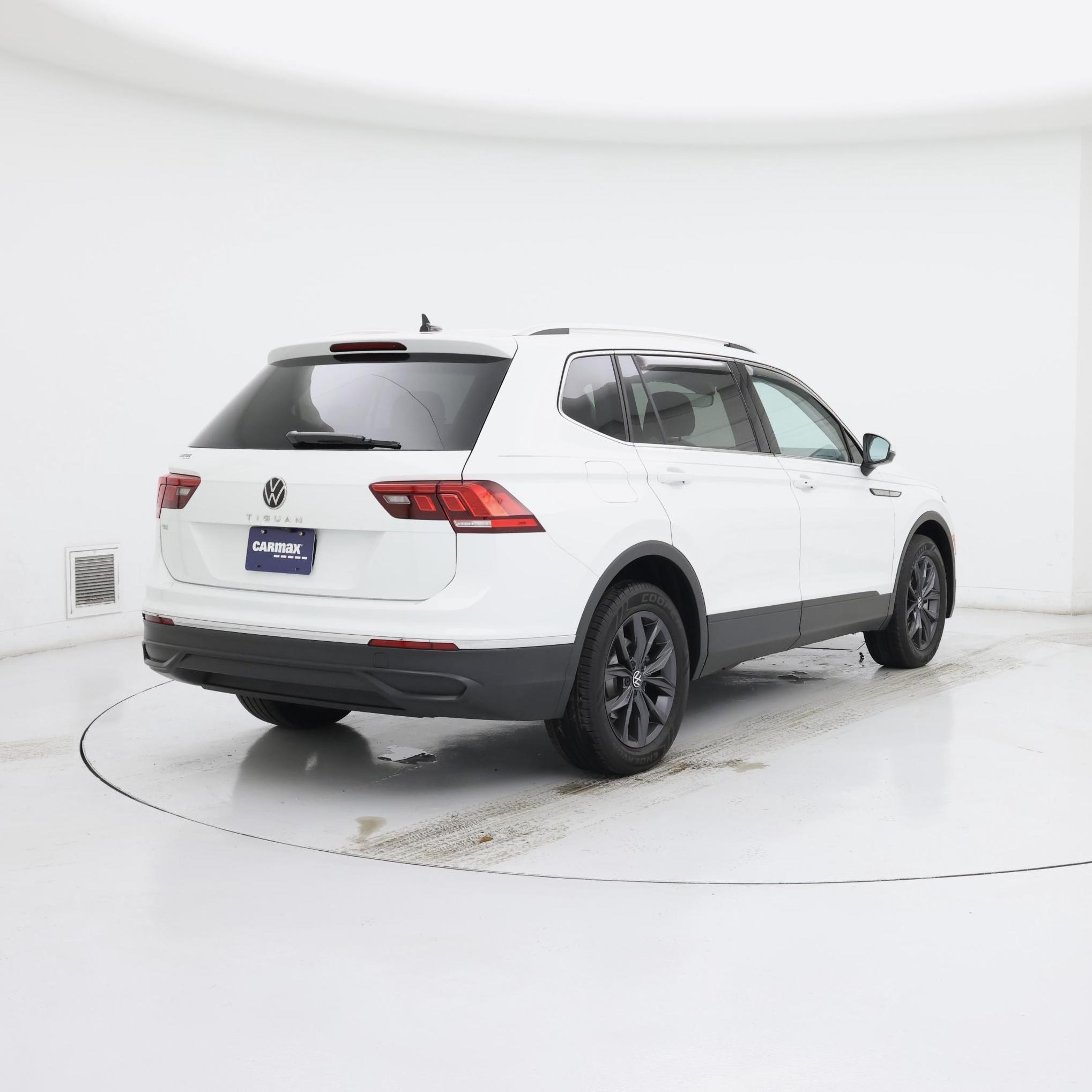 Thumbnail: 2022 Volkswagen Tiguan - 8