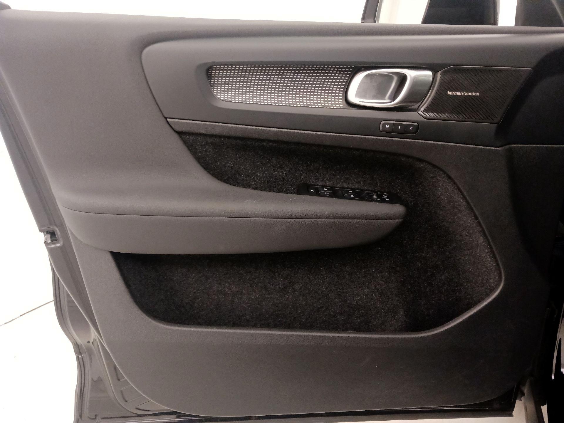 Thumbnail: 2023 Volvo XC40 - 12