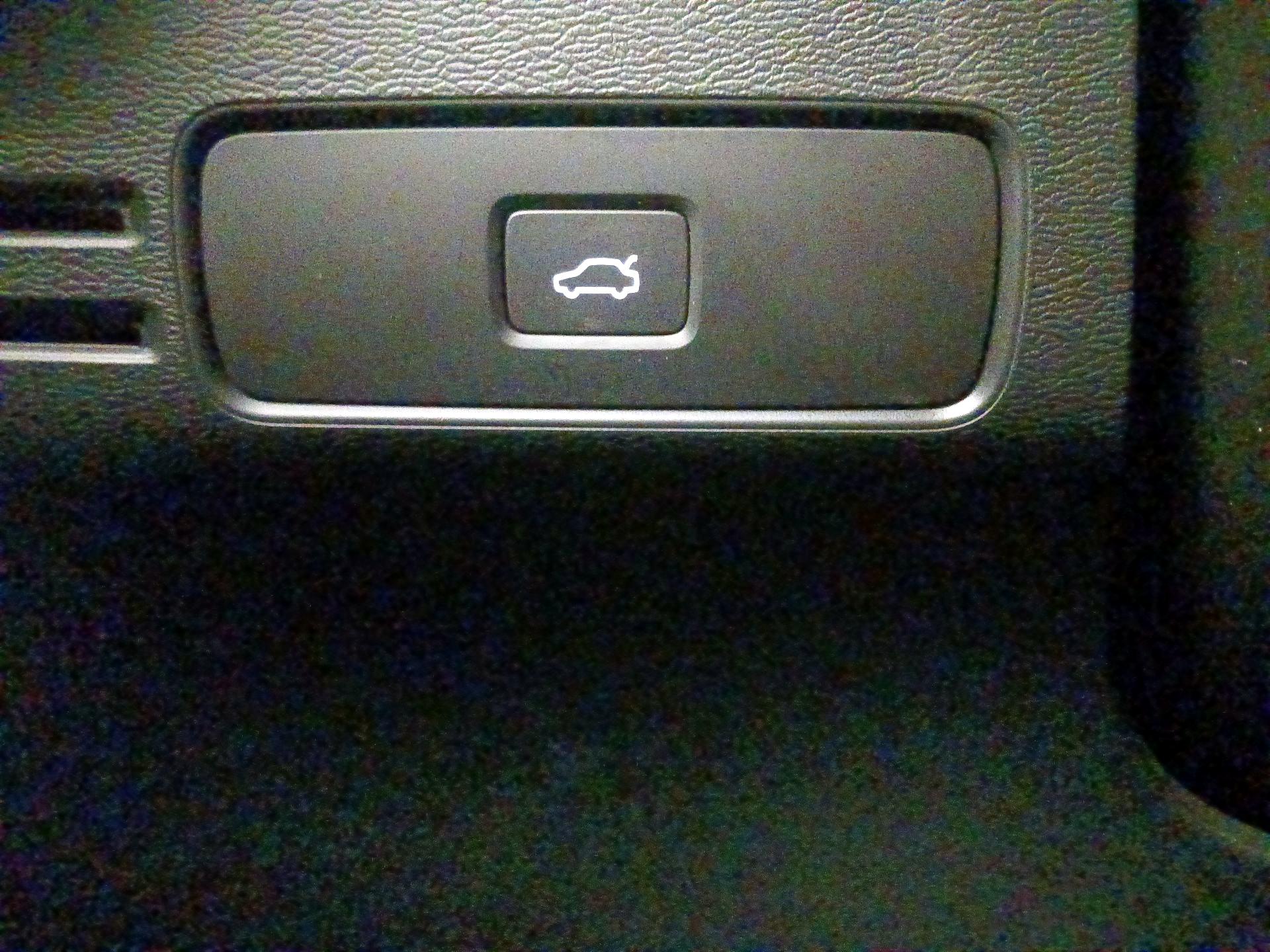 Thumbnail: 2023 Volvo XC40 - 13