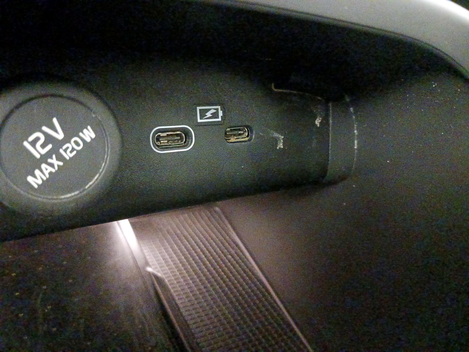 Thumbnail: 2023 Volvo XC40 - 18