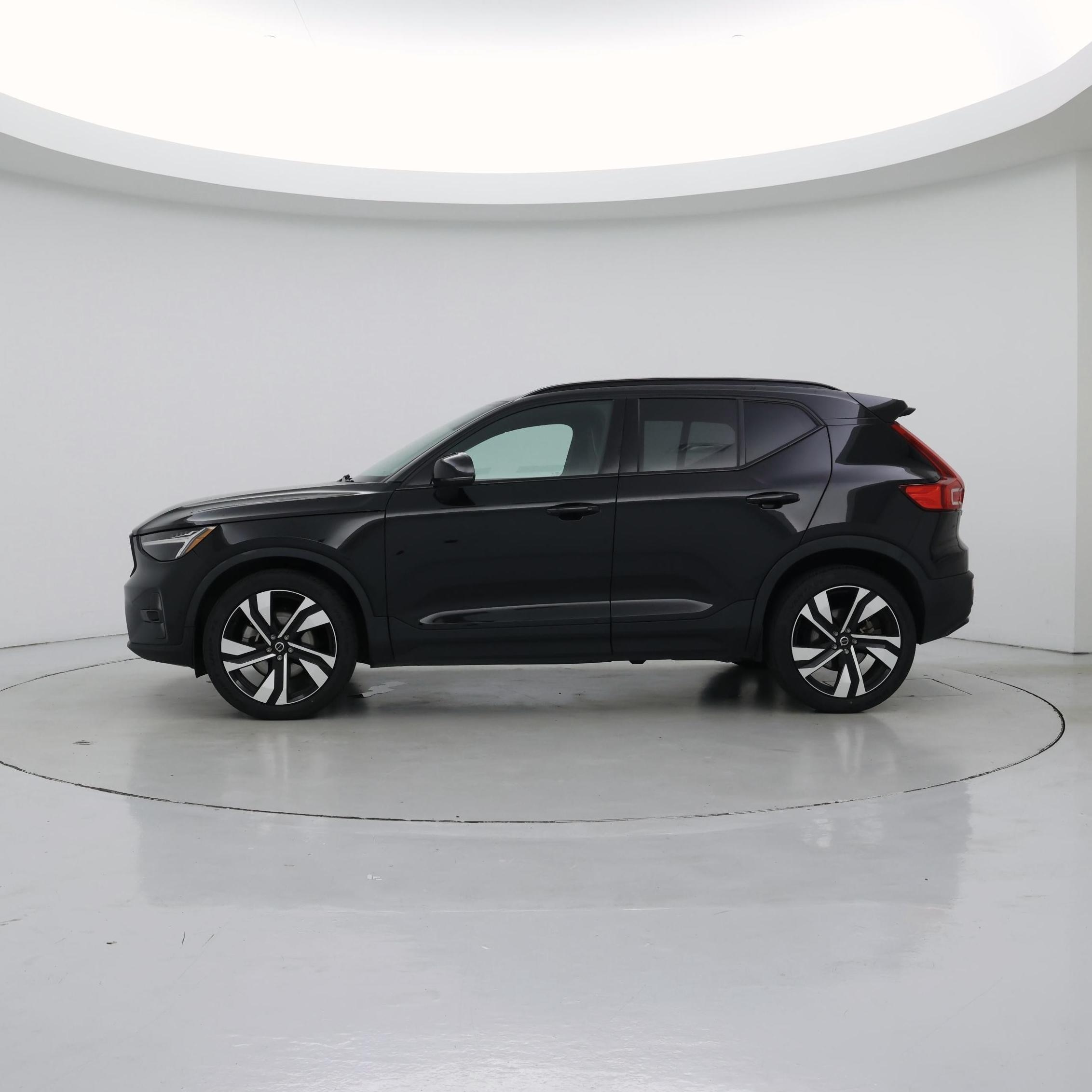 Thumbnail: 2023 Volvo XC40 - 3