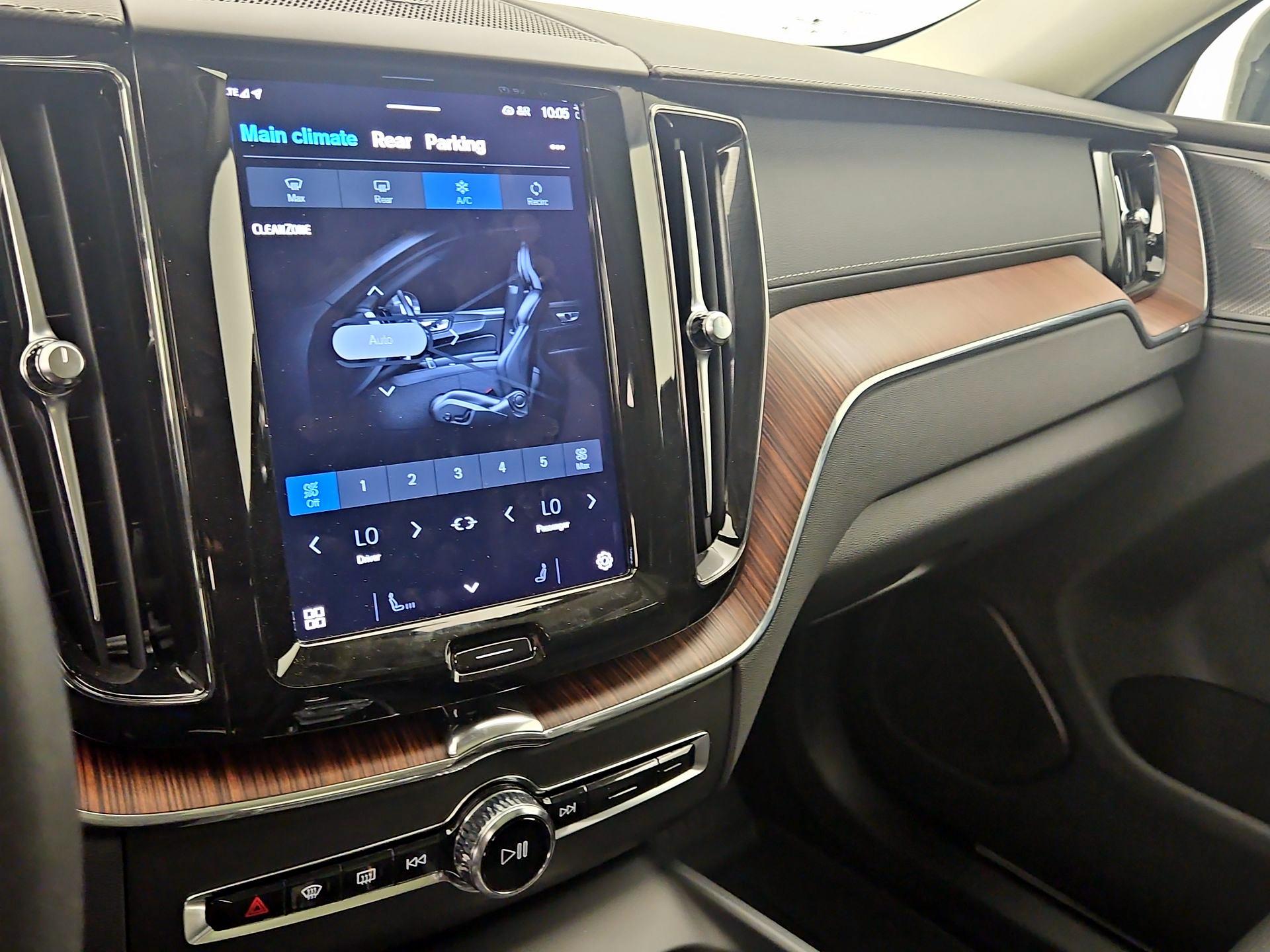 Thumbnail: 2023 Volvo XC60 - 16